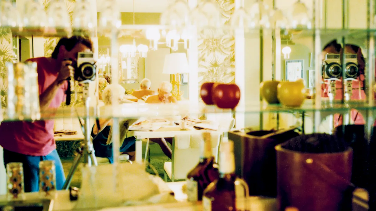 ספרו החדש של הצלם לארי סולטן מתאר את חקירת חייו על התיאטרון הלא פשוט של החיים האמריקאים