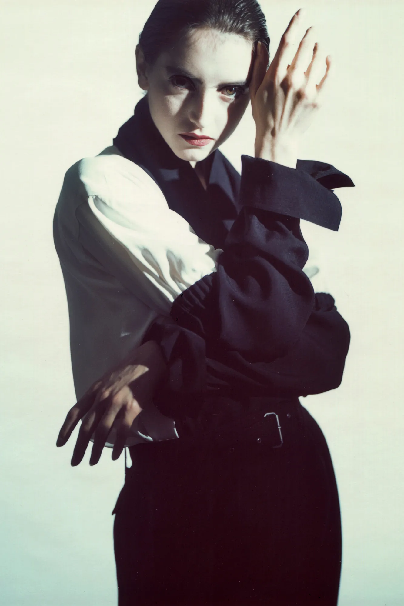 התמונה עשויה להכיל אביזרי צילום פורטרט למבוגרים ולבוש רשמי