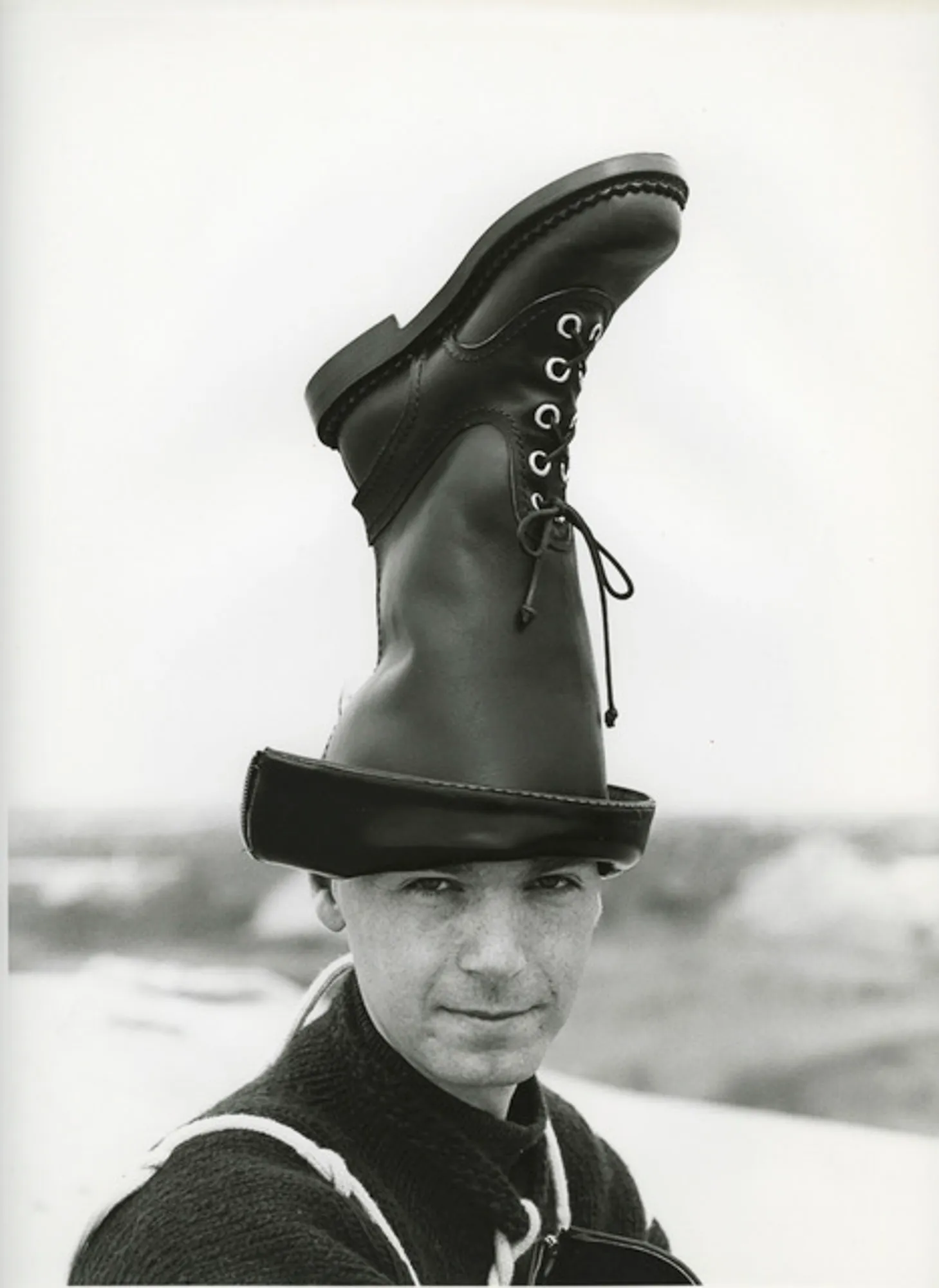 התמונה עשויה להכיל בגדים הנעלה נעל פנים צילום ראש אדם דיוקן למבוגרים ומגף