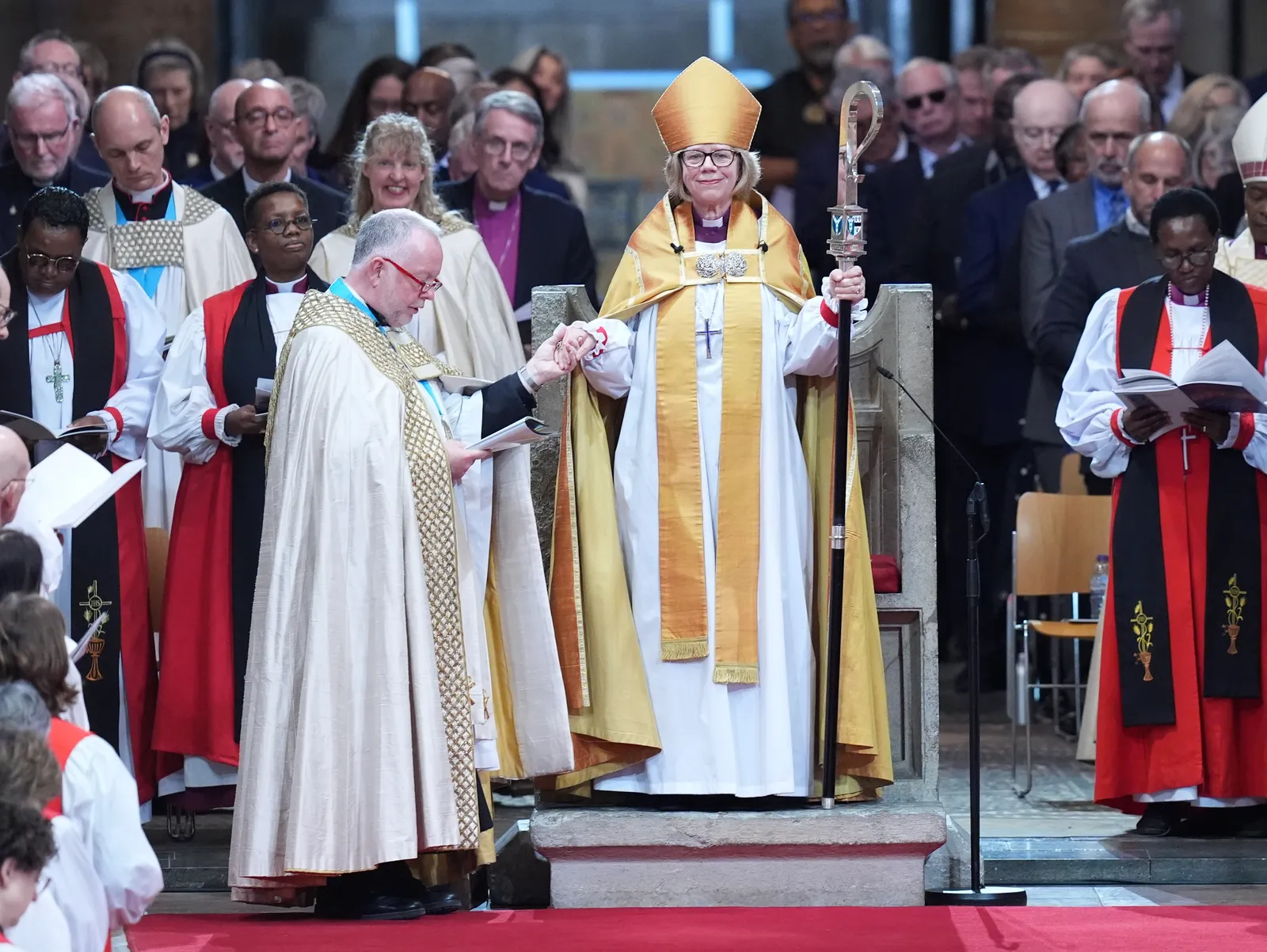 התמונה עשויה להכיל את דיק סמוטרס ג'ון אסטור 3rd Baron Astor of Hever רות פרי אדם כומר למבוגרים וחתונה