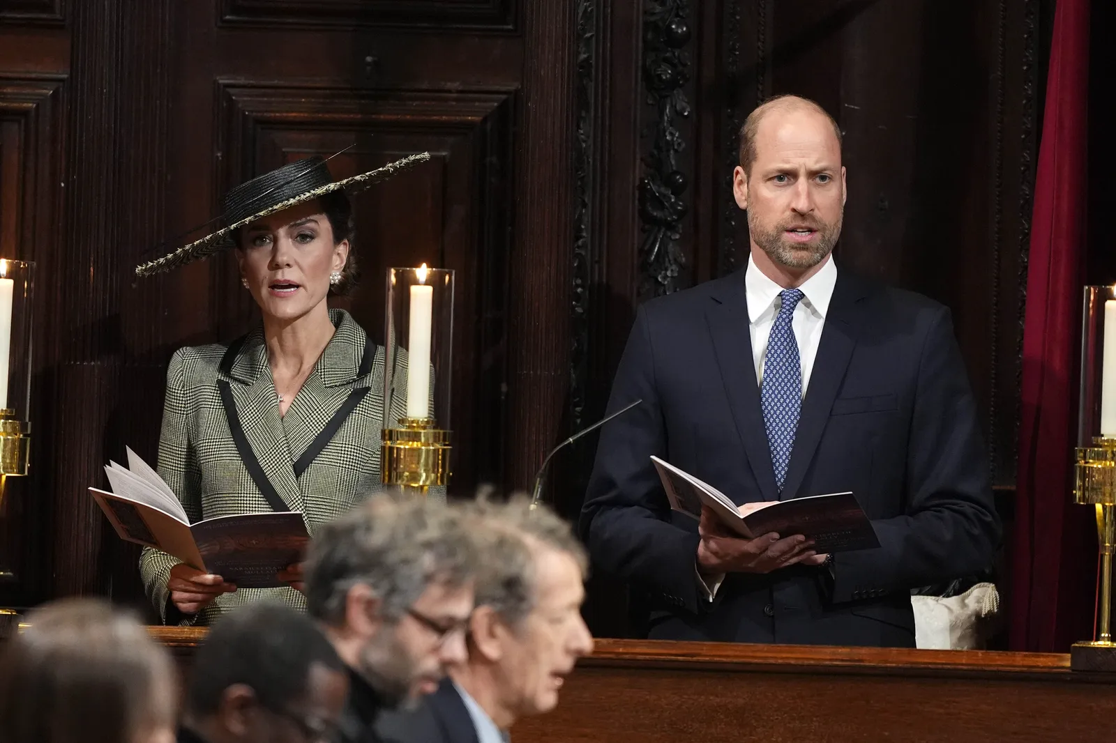 התמונה עשויה להכיל את הנסיך וויליאם דוכס מקיימברידג' בלייזר מעיל מעיל מעיל ללבוש רשמי חליפת פנים ושמח