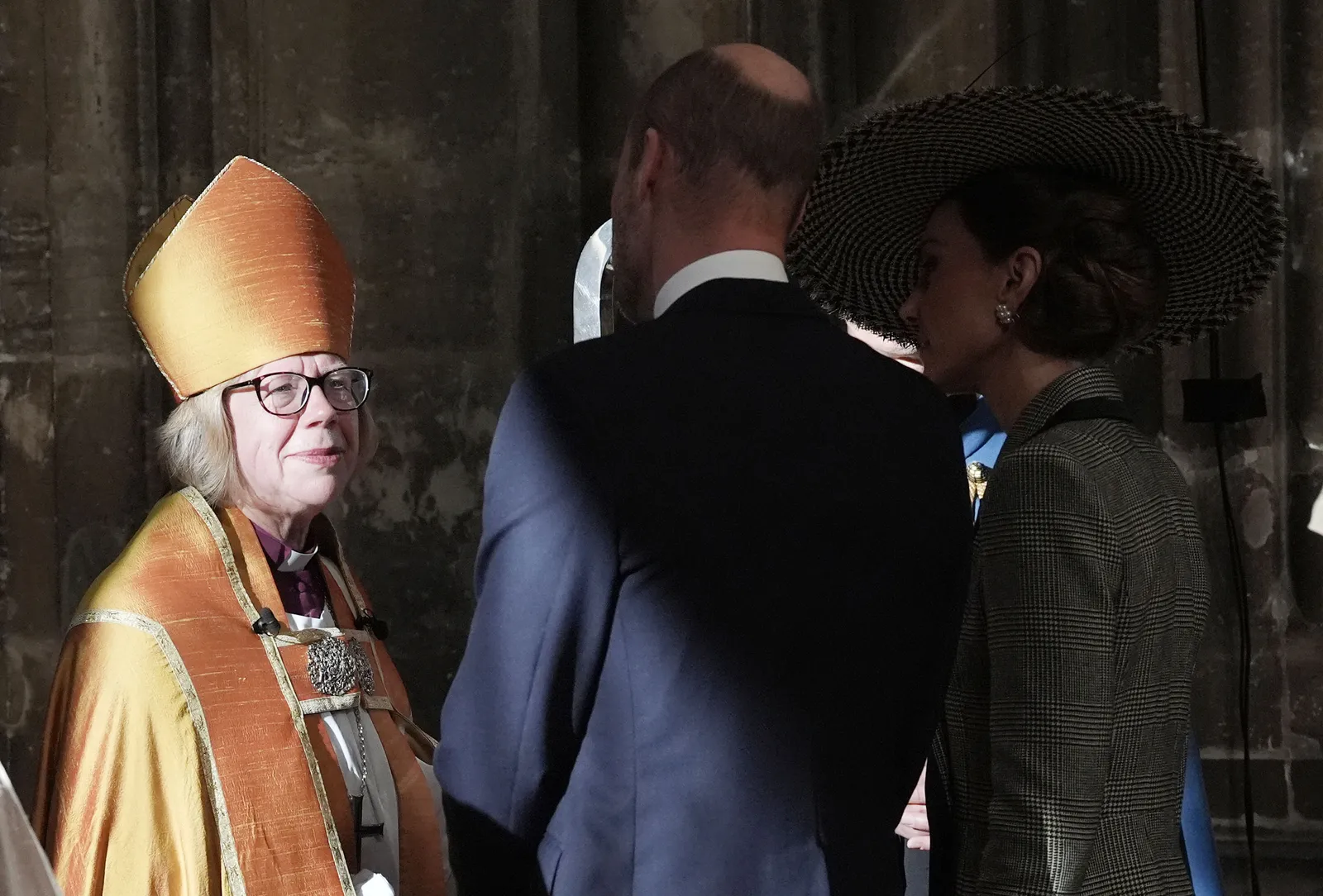 התמונה עשויה להכיל בגדים לבוש רשמי חליפת טוקסידו מעיל מעיל אביזרי משקפיים אדם מבוגר בלייזר וכובע