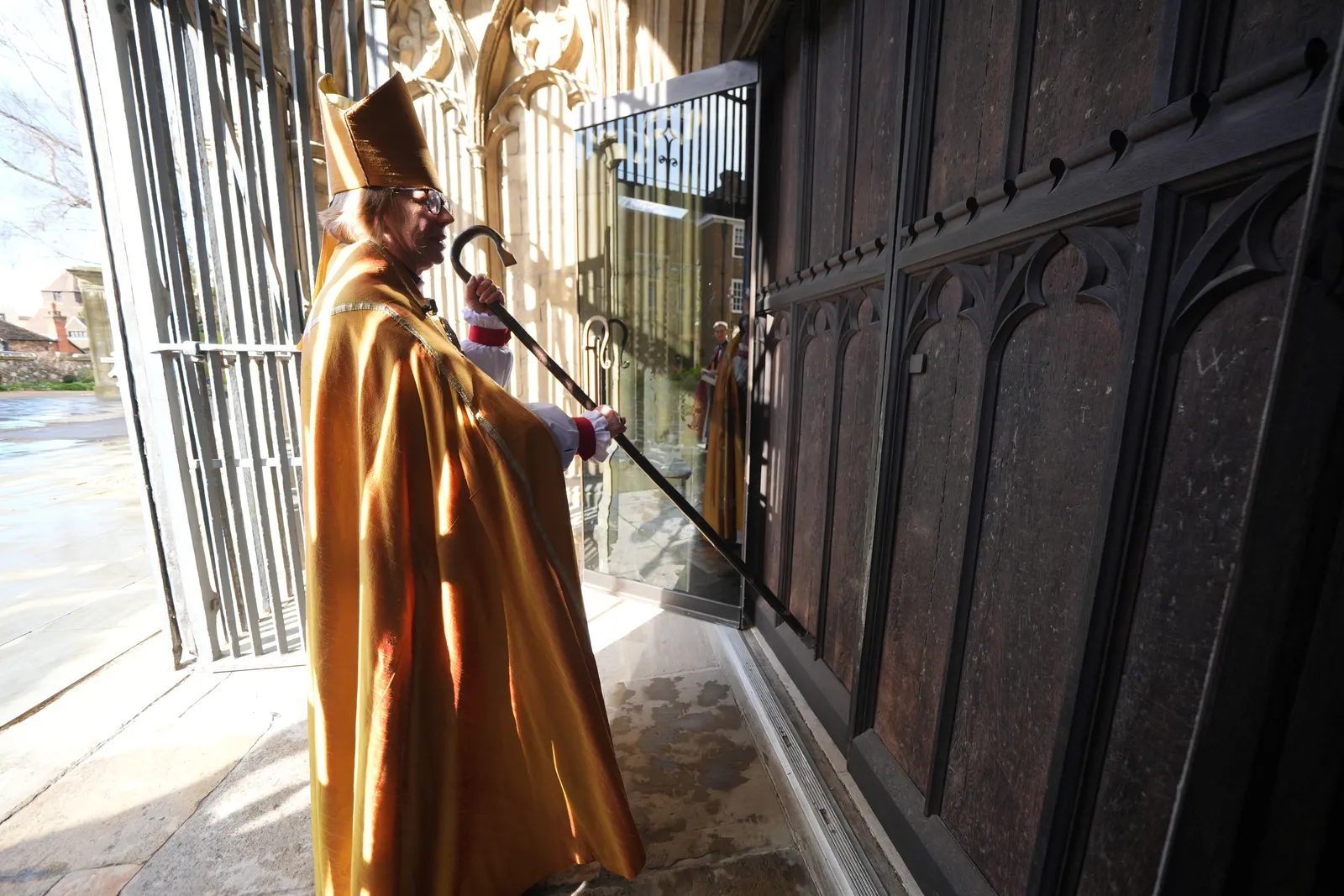 התמונה עשויה להכיל אדם כומר ומבוגר