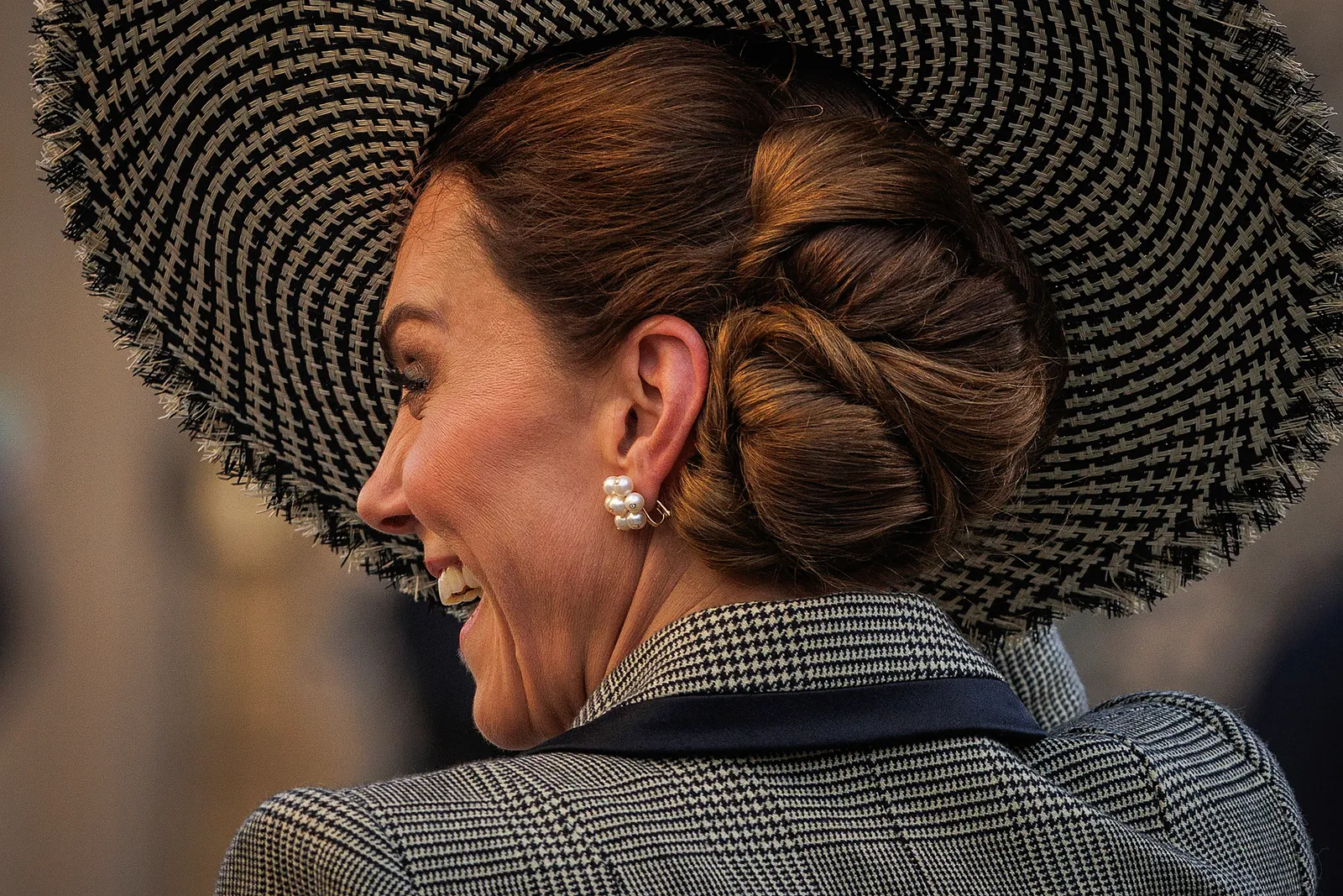 התמונה עשויה להכיל אדם מבוגר שיער פנים ראש וחמנייה