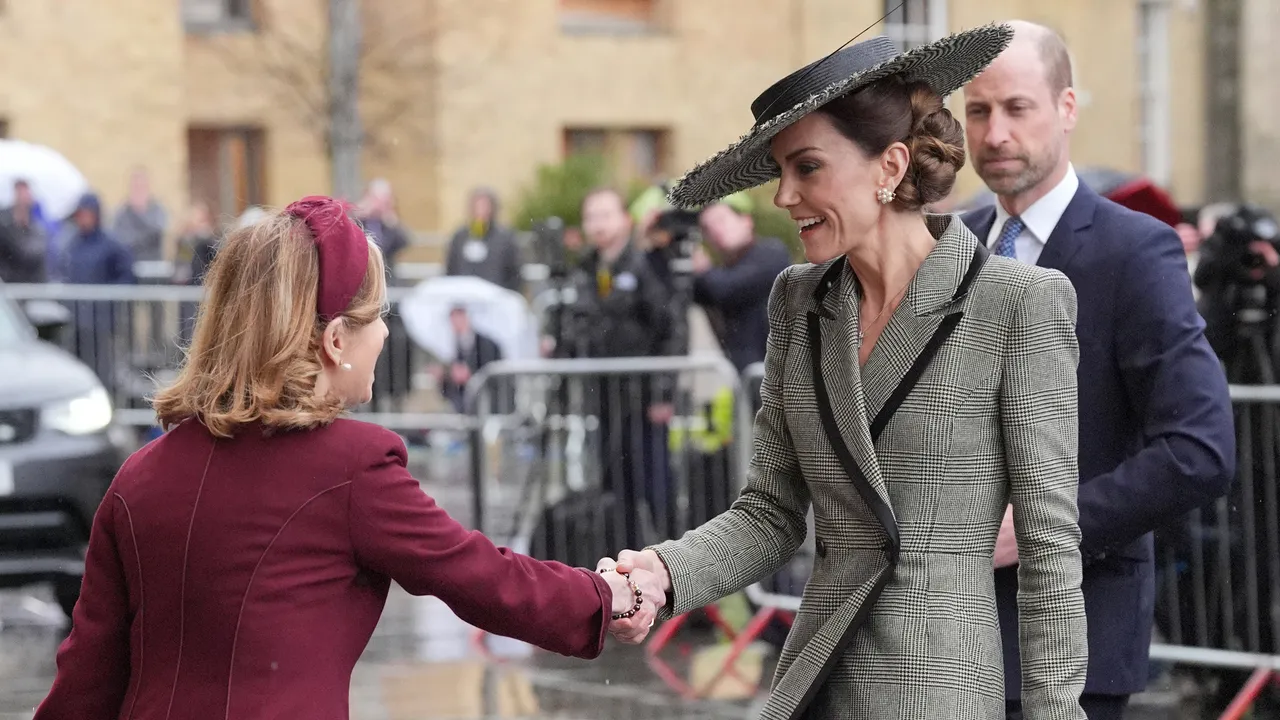 קייט מידלטון חובשת כובע הצהרה מושך את העין כדי לפגוש את הארכיבישוף הראשון מקנטרברי