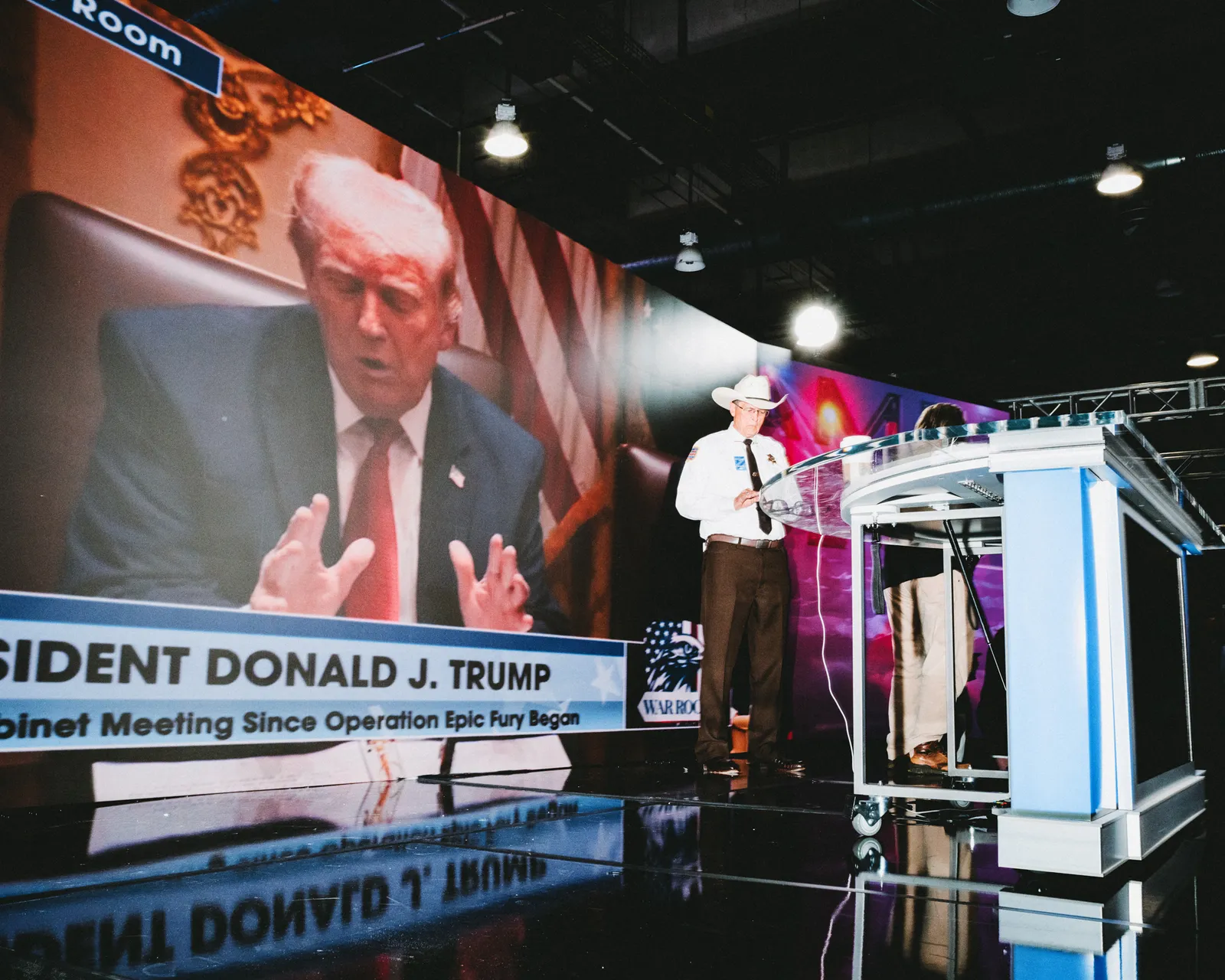 התמונה עשויה להכיל את דונלד טראמפ אדם המונים אביזרים למבוגרים לבוש רשמי עניבה ביגוד קהל חליפה ודיבור