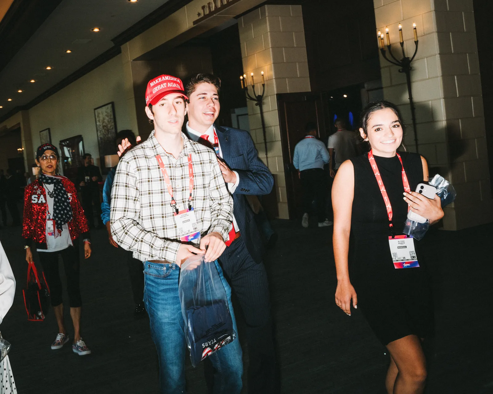 התמונה עשויה להכיל בגדים מכנסיים ג'ינס פנים ראש אדם צילום דיוקן מעיל מעיל בלייזר אנשים ועירוני