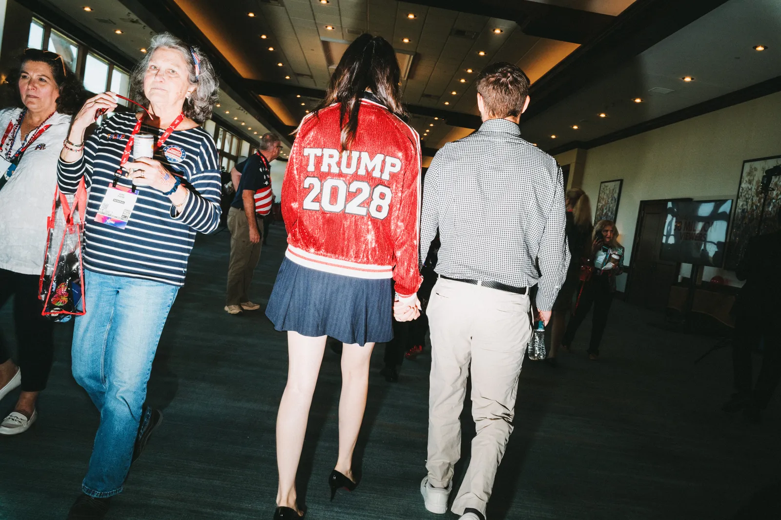 התמונה עשויה להכיל חצאית לבוש מכנסיים לאדם מבוגר מכנסיים עירוניים נעלי הליכה נעליים אביזרים ותיק לחולצה