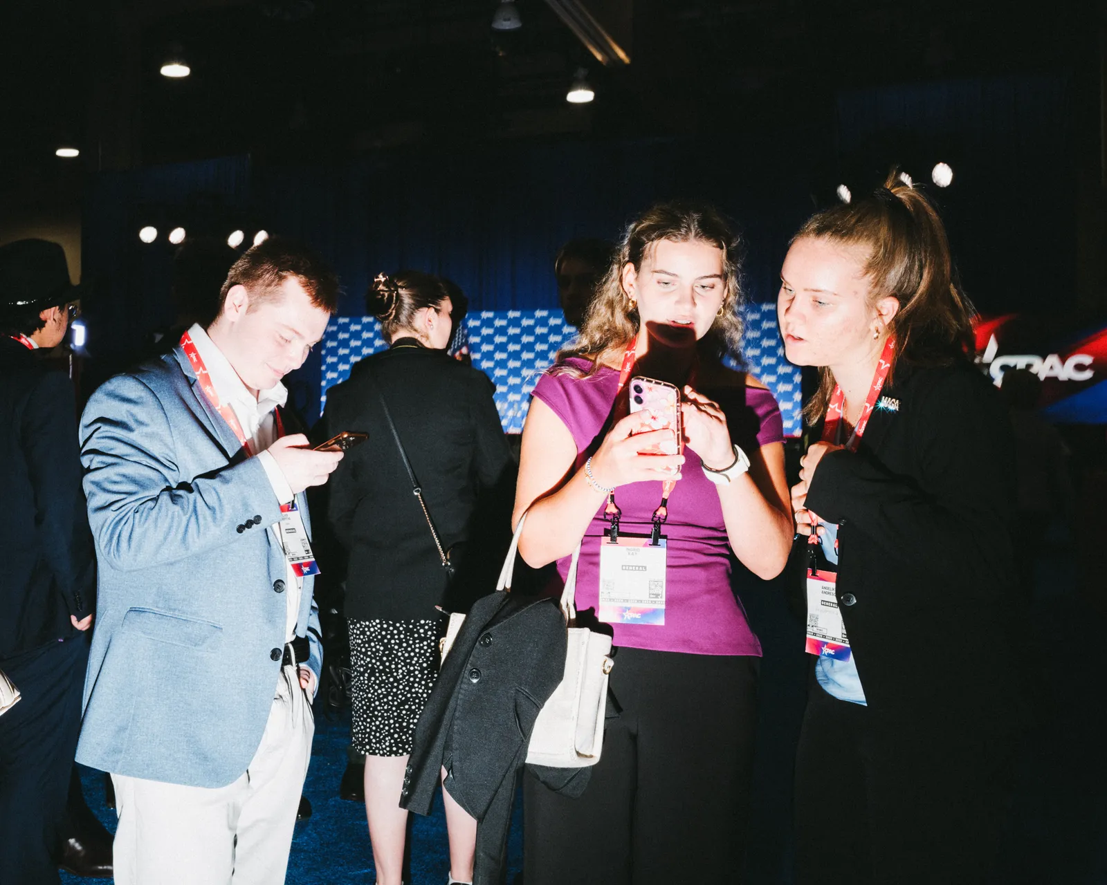 התמונה עשויה להכיל אדם מבוגר ביגוד מעיל פנים ראש פוטובומבינג ואורבני