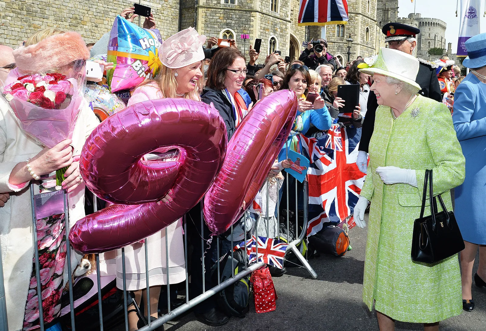 התמונה עשויה להכיל את סוזן סניף Jonathan Cyprien Andreas Hestler אדם למבוגרים אנשים אלקטרוניקה וטלפון נייד