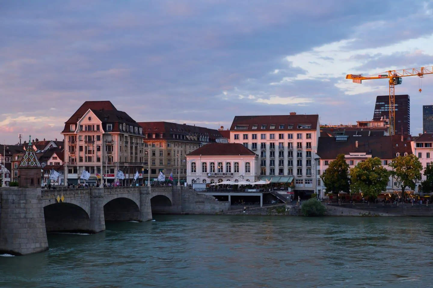 התמונה עשויה להכיל בניין אדריכלות עירונית נוף עירוני אדם בחוץ גשר ומים