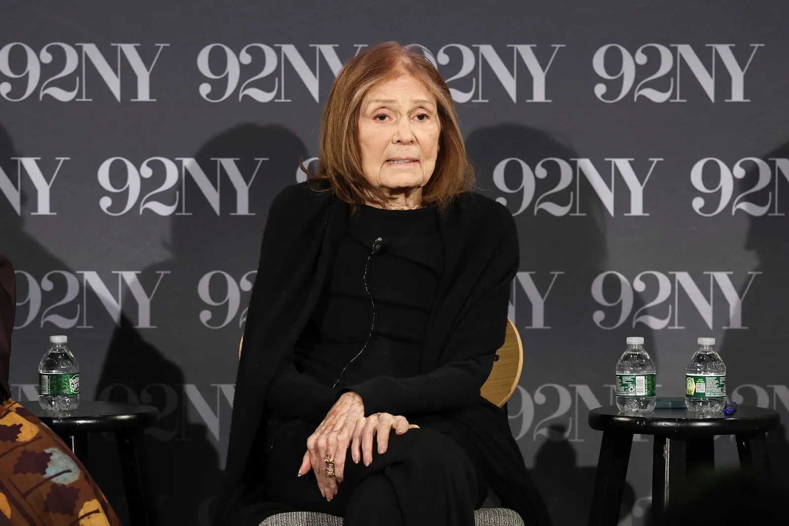 התמונה עשויה להכיל את Gloria Steinem אדם מבוגר צילום פנים ראש דיוקן ביגוד ומעיל של אזרח ותיק