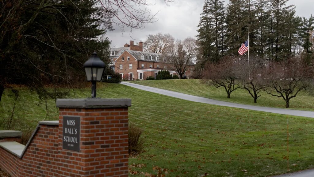 המורה לשעבר בפנימייה של מיס הול מואשם ב-3 עבירות של אונס