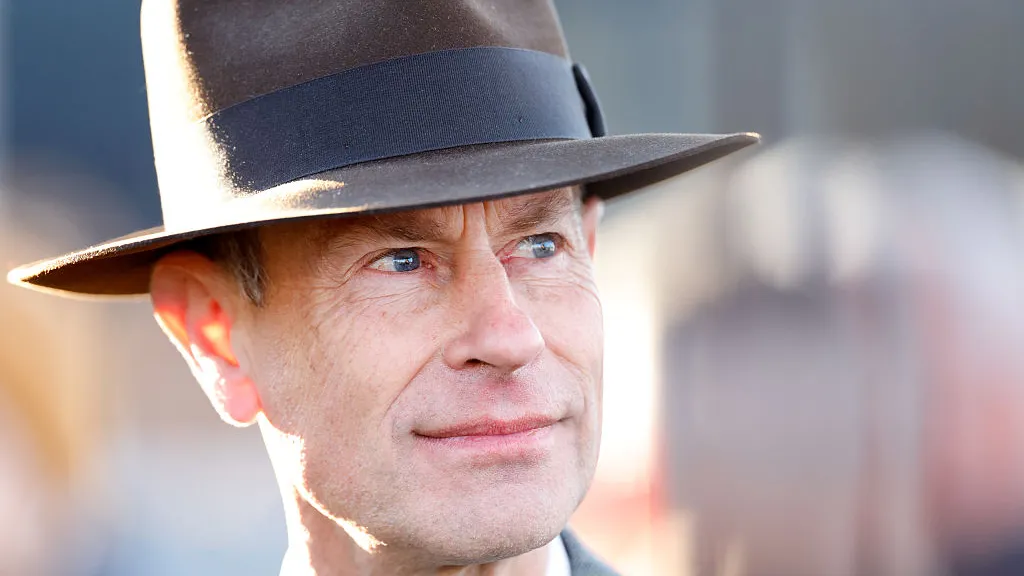 המסע של הנסיך אדוארד ממלכותית דיסקרטית לדמות מפתח בשלטון המלך צ'ארלס