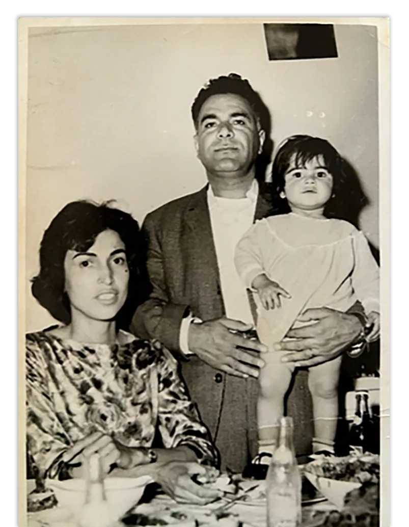 התמונה עשויה להכיל חלק גוף אצבע יד אדם אנשים ילד מבוגר צילום פנים ראש ודיוקן