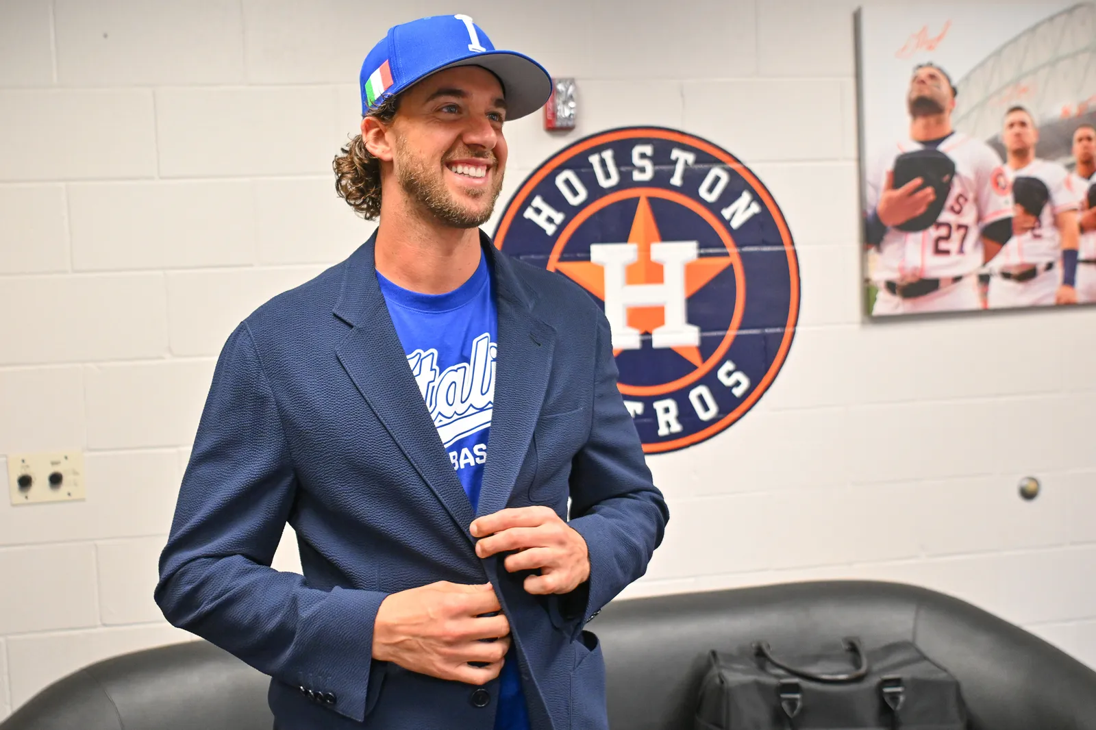 התמונה עשויה להכיל את אהרון נולה כובע בייסבול כובע כובע מעיל בלייזר מעיל פנים ראש אדם וצילום