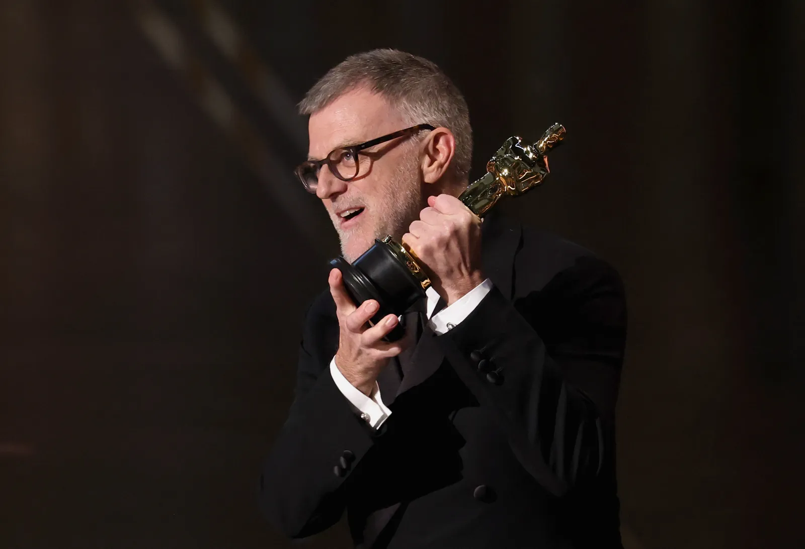 התמונה עשויה להכיל את Paul Thomas Anderson Performer Person Solo Performance Head Electrical Device Microphone and Face