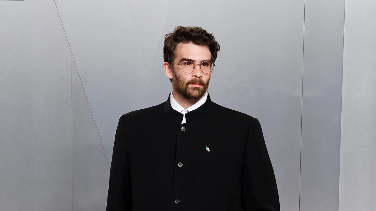 חסן פיקר הגיע למסיבה שלנו ואומר שהוא "ספג מסגרת על ידי סלבריטאים אמיתיים"