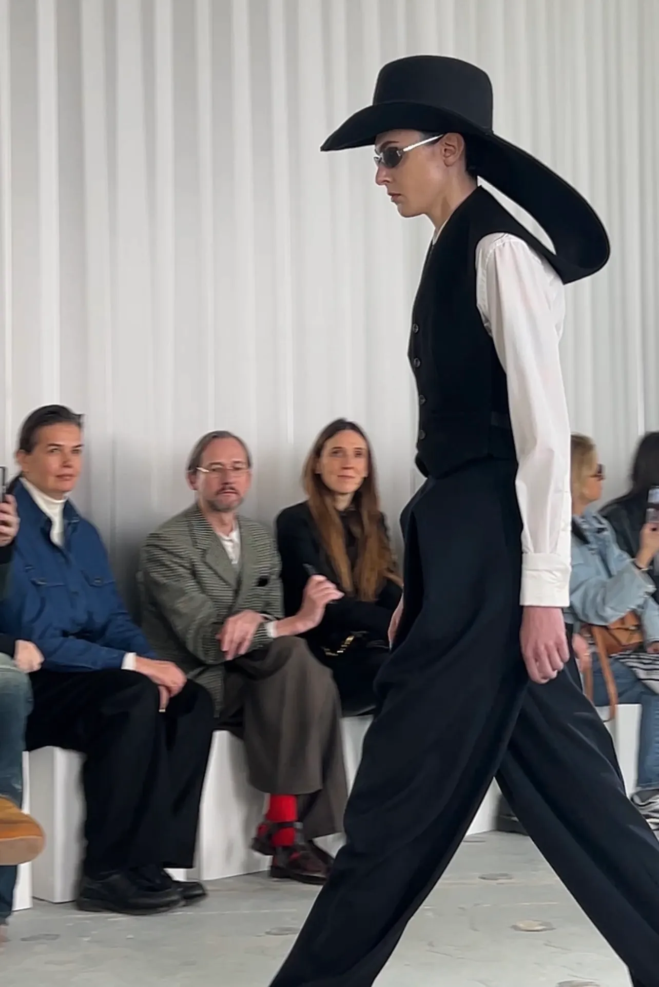 התמונה עשויה להכיל אדם מבוגר רוקדת פעילויות פנאי אביזרים ומשקפיים