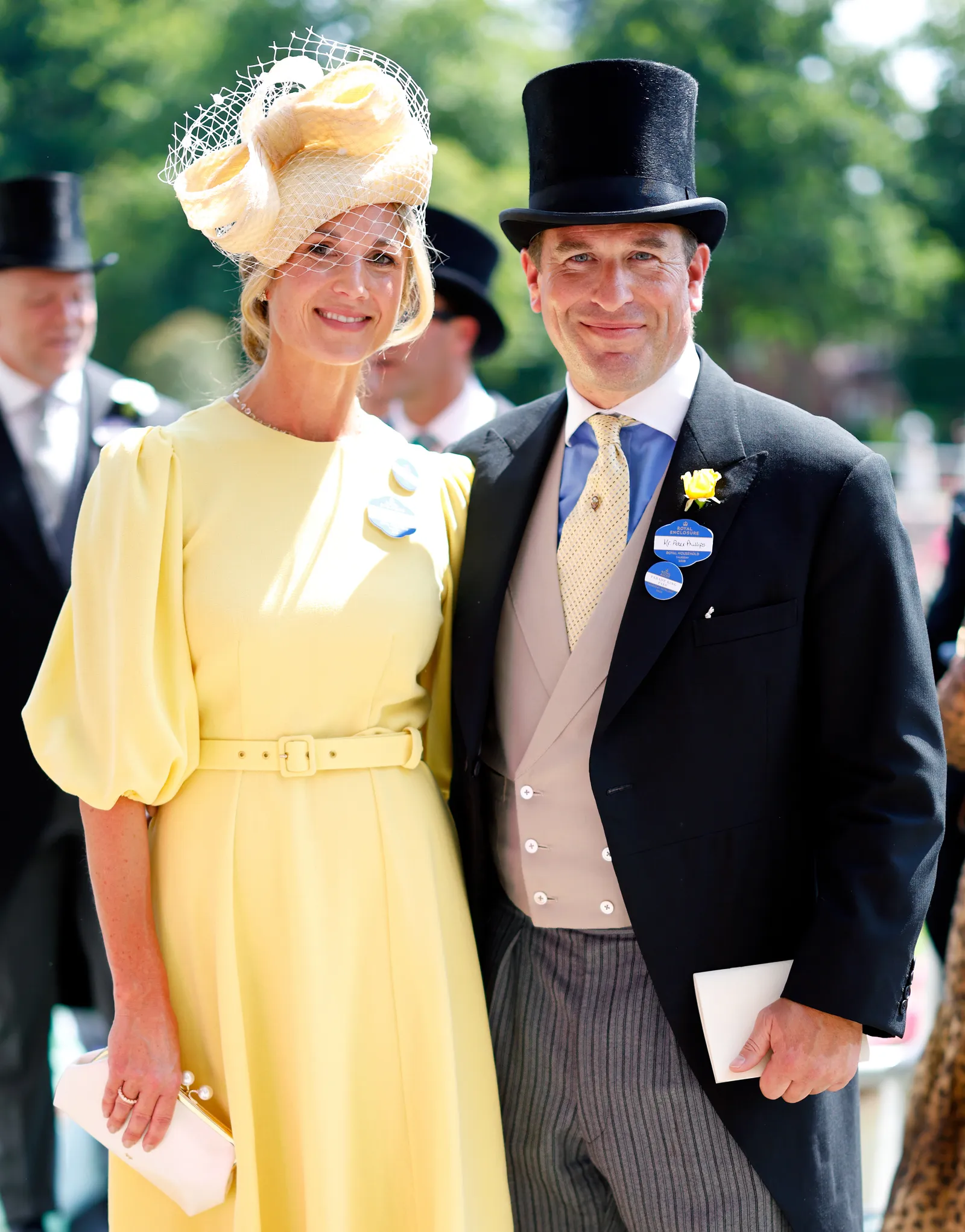 התמונה עשויה להכיל את Tom Berenger אדם אביזרי חתונה למבוגרים לבישה רשמית עניבה פנים וראש