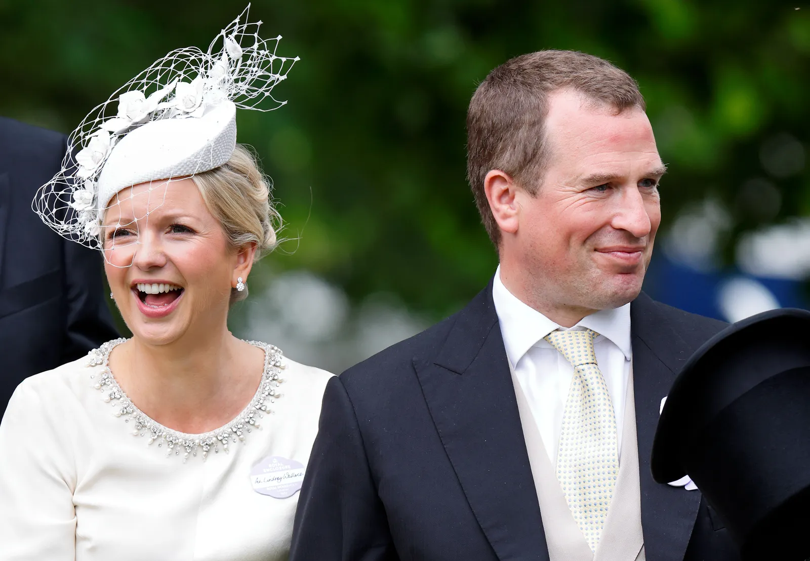 התמונה עשויה להכיל אדם ביגוד לבוש רשמי חליפת מעיל בלייזר מעיל פנים למבוגרים צילום ראש ודיוקן