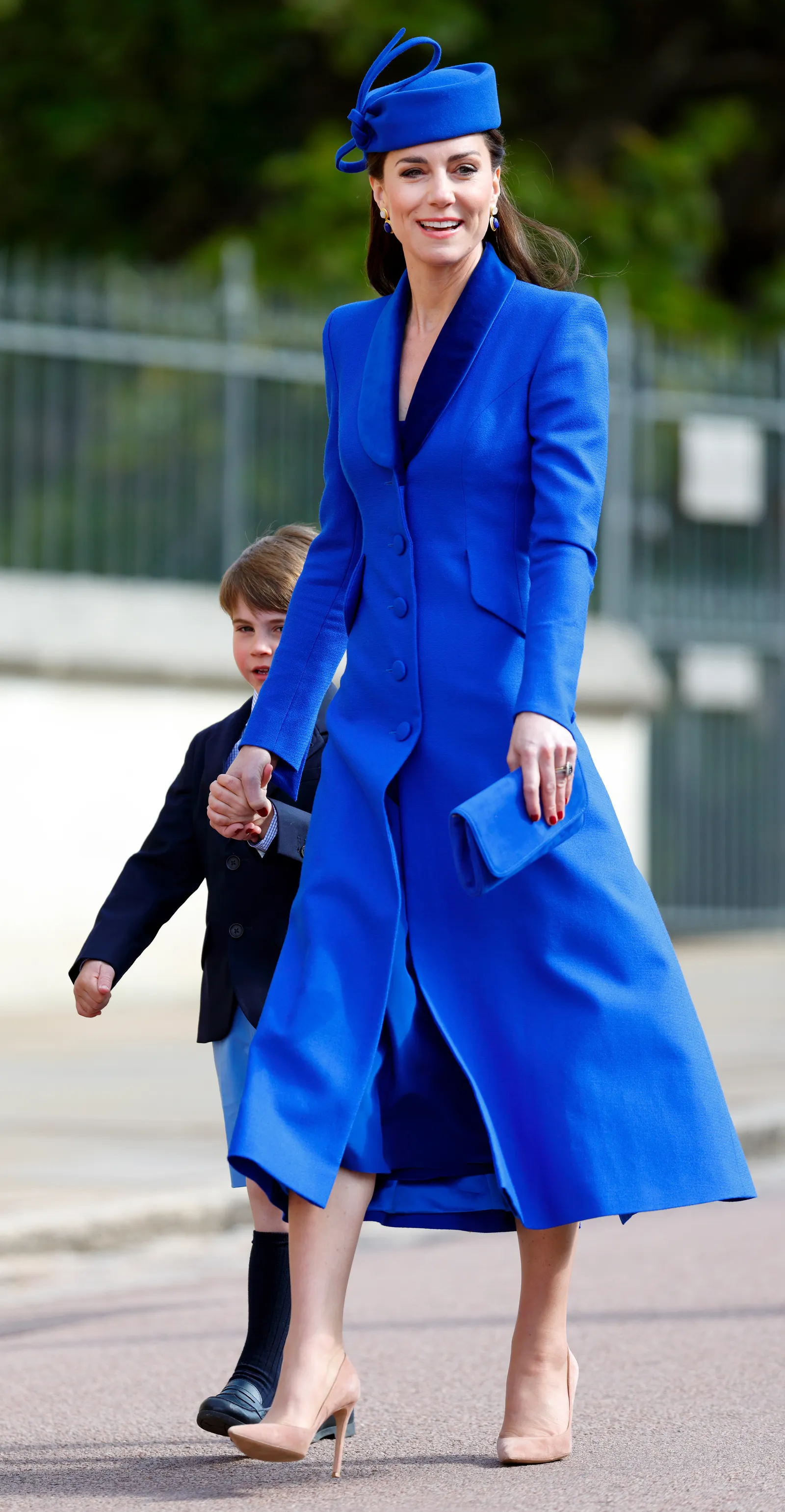 התמונה עשויה להכיל אדם ביגוד לבוש רשמי חליפת בלייזר מעיל מעיל אנשים למבוגרים פנים ראש וצילום