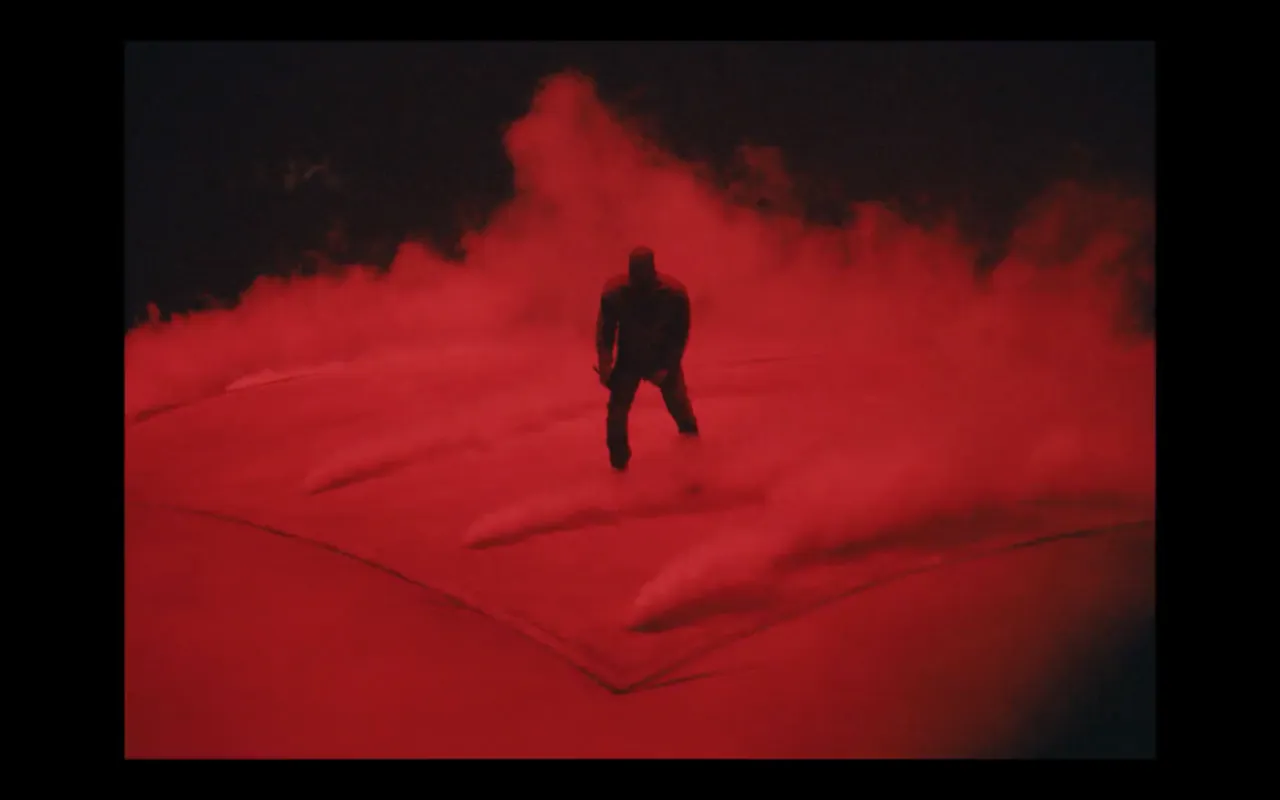 התמונה עשויה להכיל אדם מבוגר חלק גוף אצבע יד בחוץ וצללית