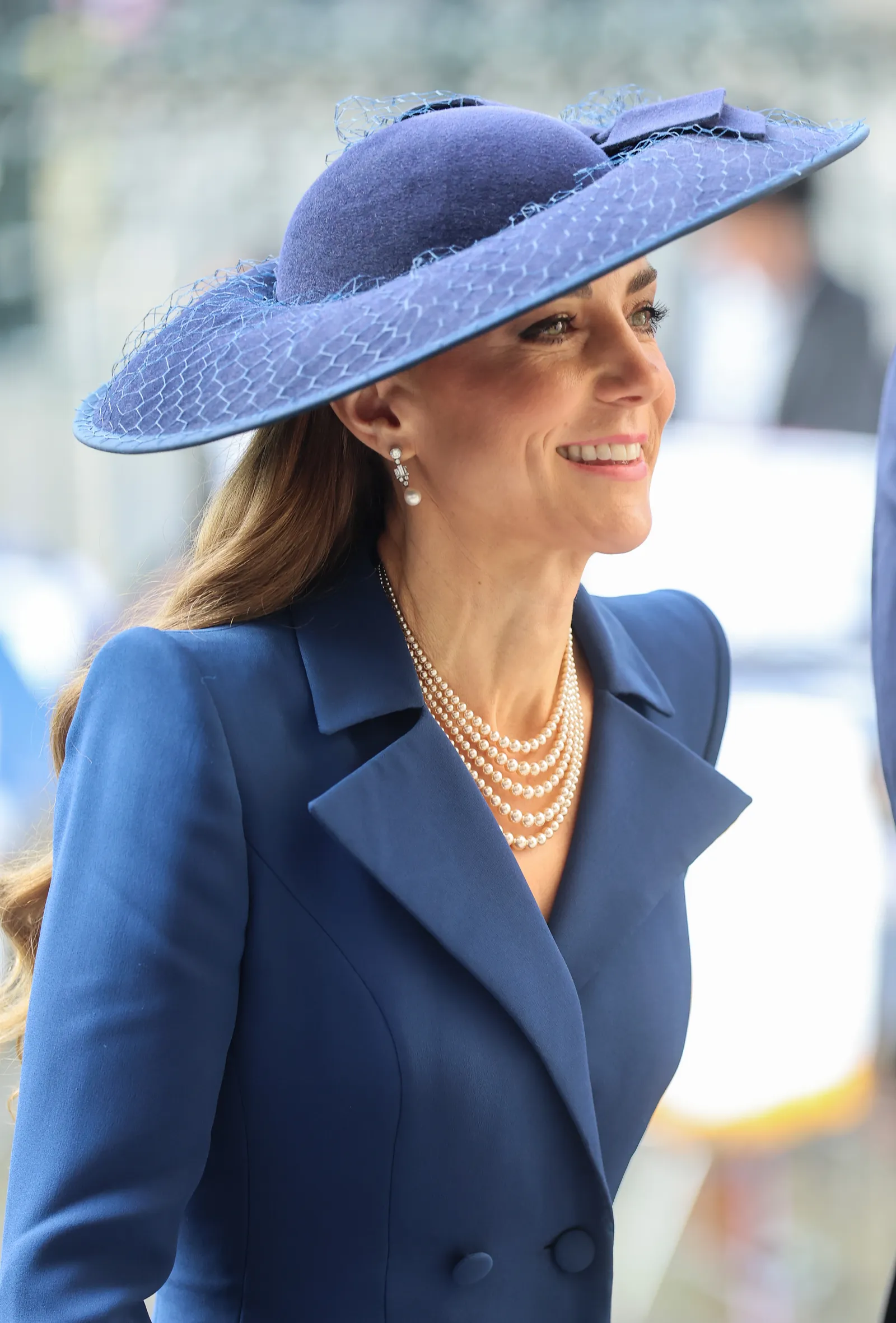 התמונה עשויה להכיל אדם בגדים למבוגרים כובע אביזרי תכשיטים שרשרת מעיל וראש