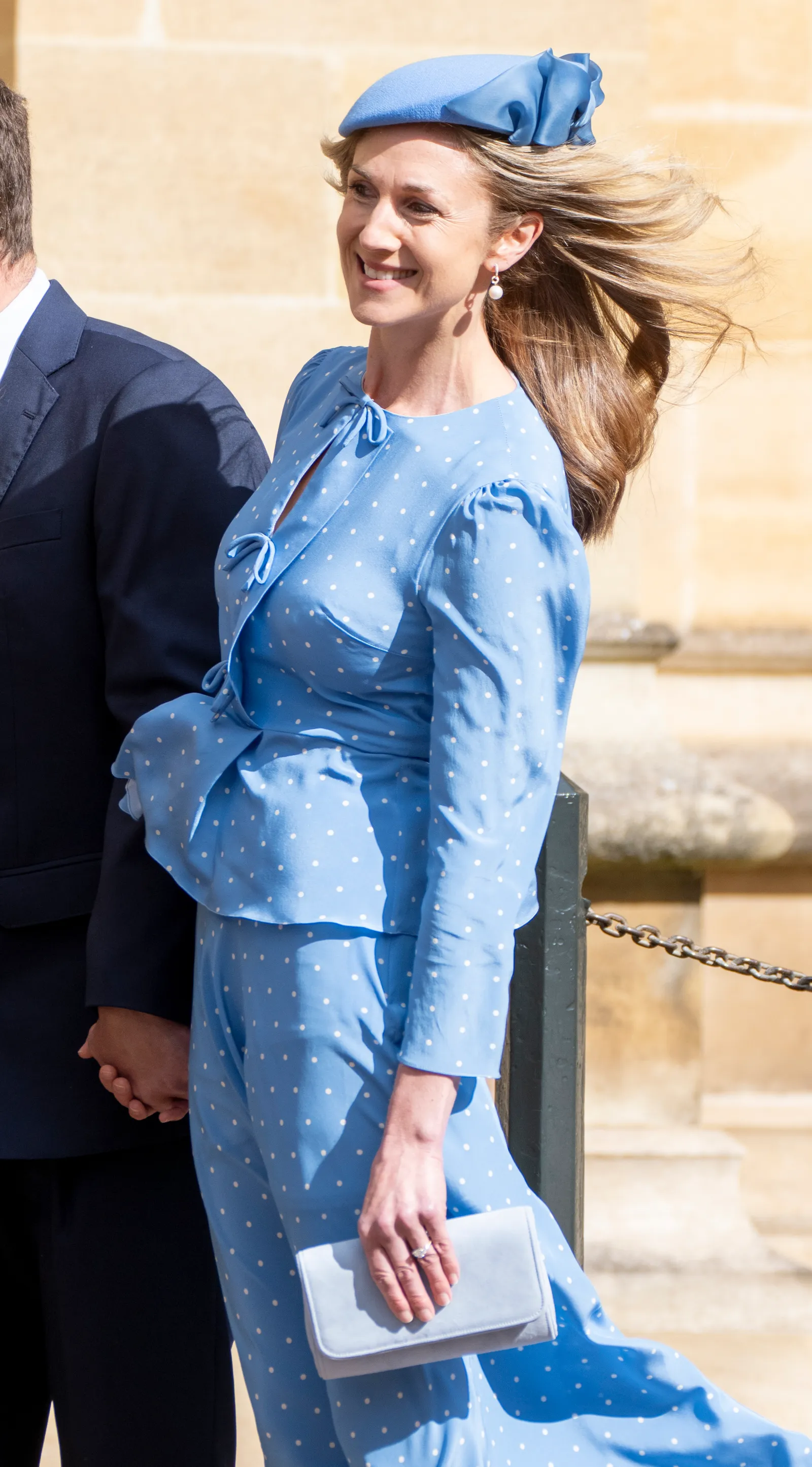 התמונה עשויה להכיל פני אדם שמח ראש חיוך למבוגרים ביגוד וחליפה ללבוש רשמי