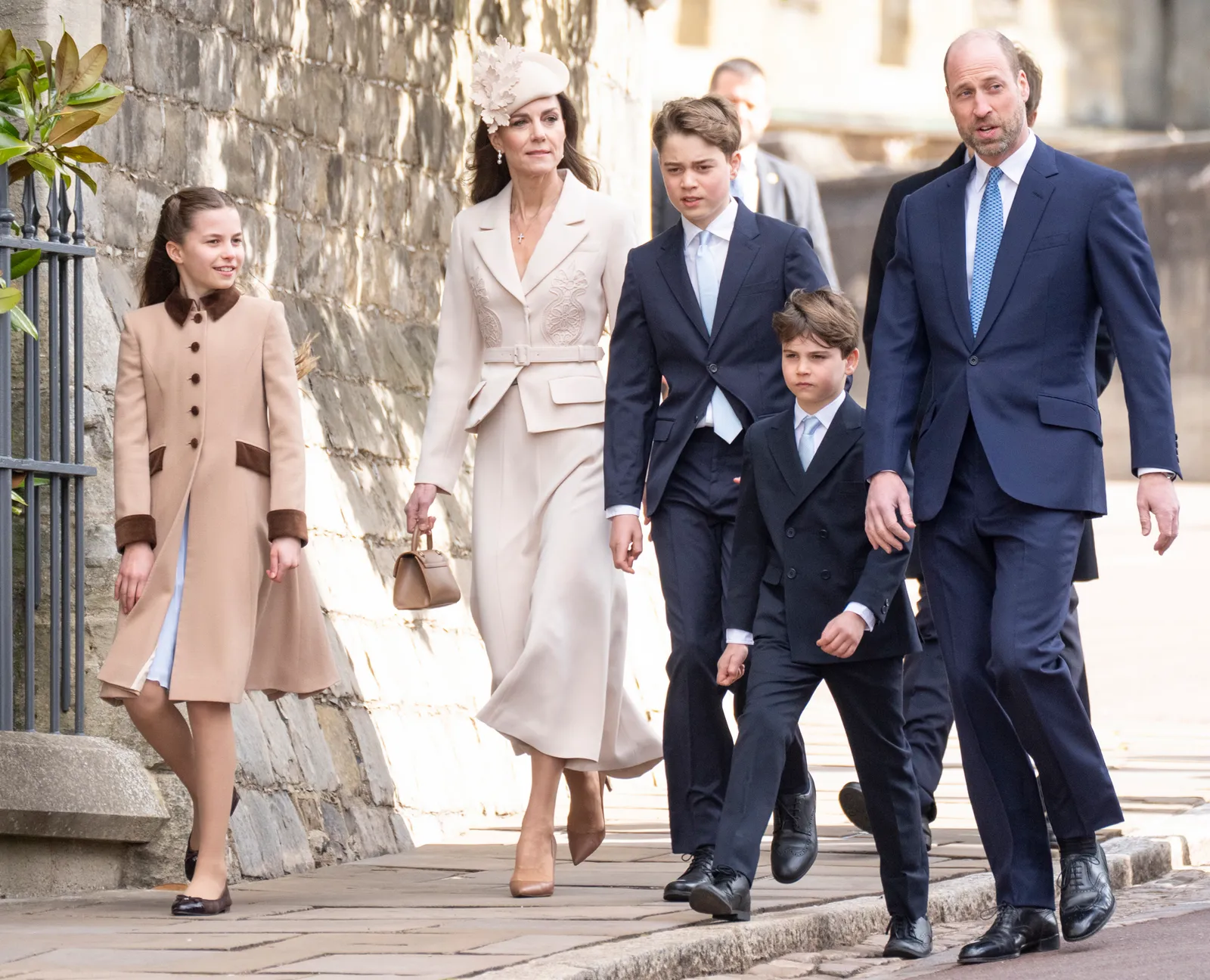 התמונה עשויה להכיל את הנסיך ג'ורג' מקיימברידג' ברנט ביילי אדם אנשים מבוגרים ביגוד מעיל מכנסיים ולבוש רשמי