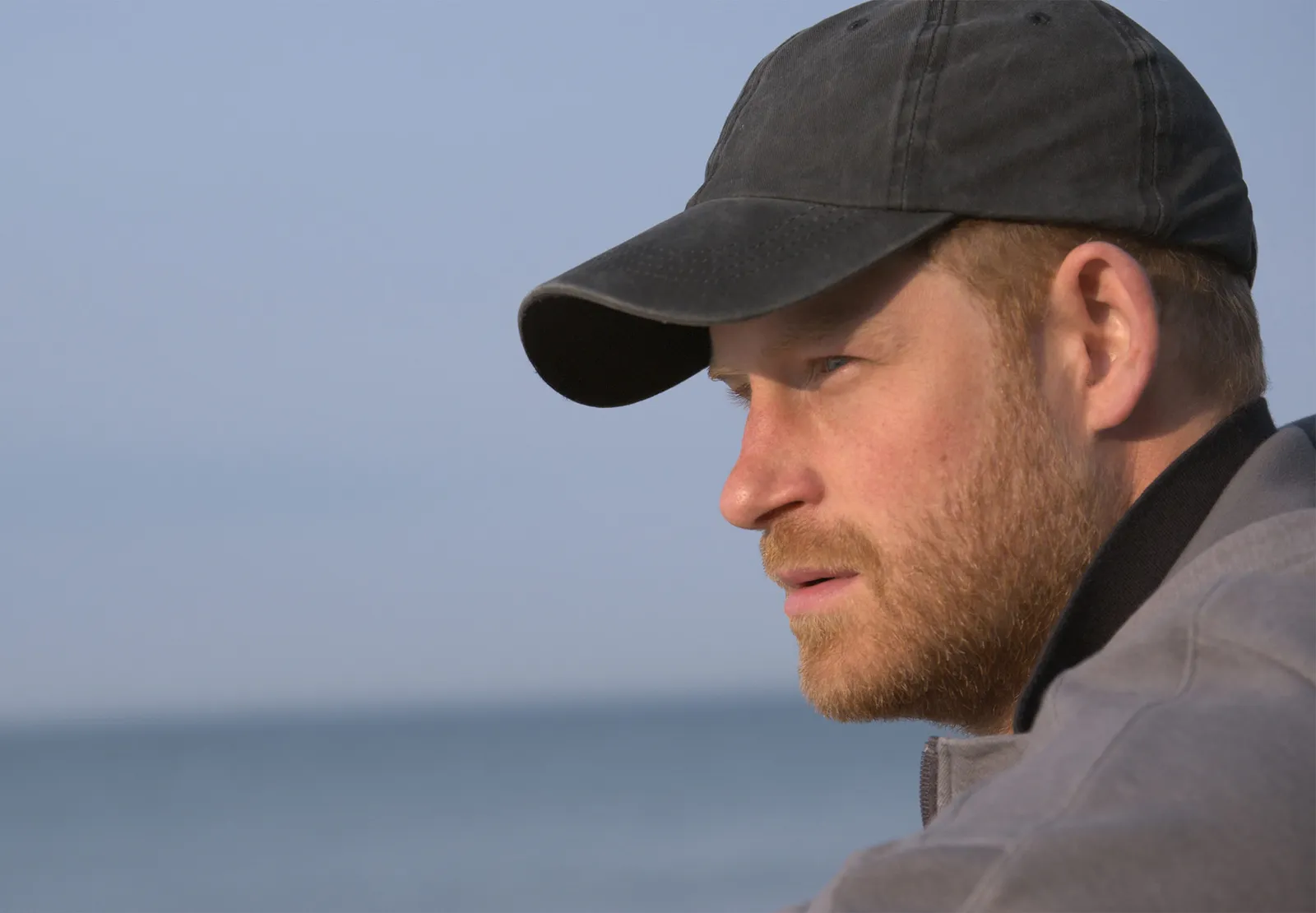 התמונה עשויה להכיל את הנסיך הארי הדוכס מסאסקס כובע בייסבול כובע ביגוד כובע אדם מבוגר ראש פנים וצילום