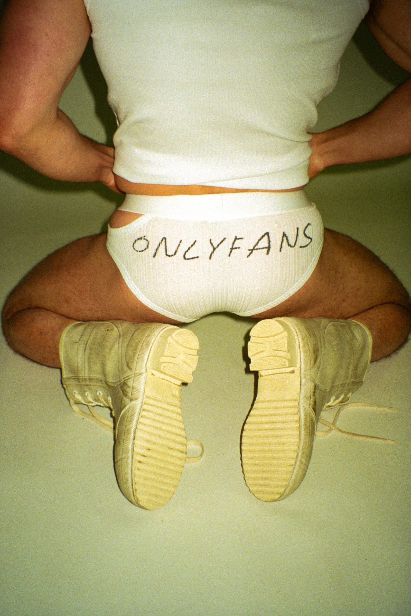 התמונה עשויה להכיל ביגוד לתינוק מכנסיים קצרים חיתולים הנעלה ונעל