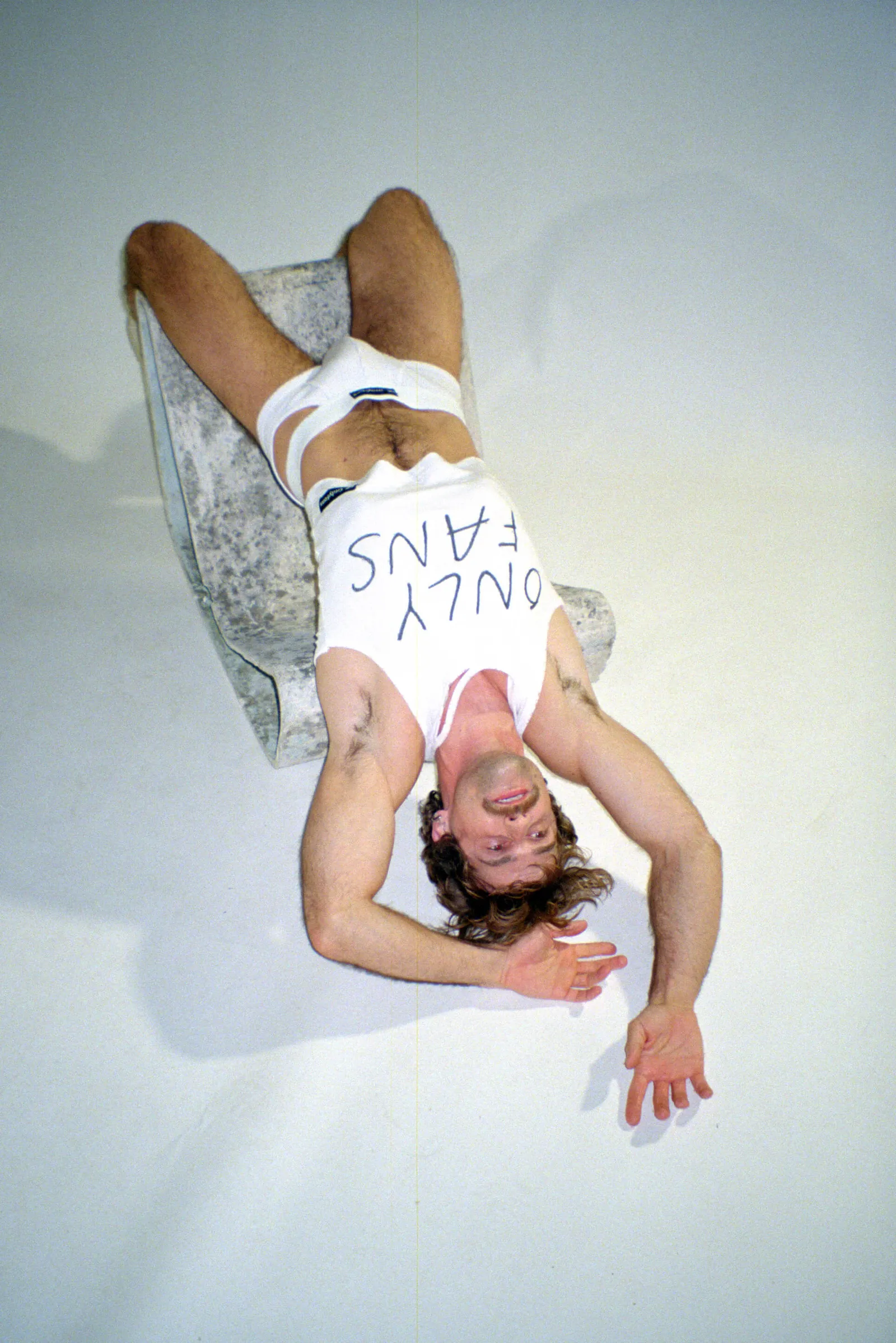 התמונה עשויה להכיל פנים צילום ראש אדם דיוקן ריהוט תינוקות למבוגרים בגדים ומכנסיים קצרים