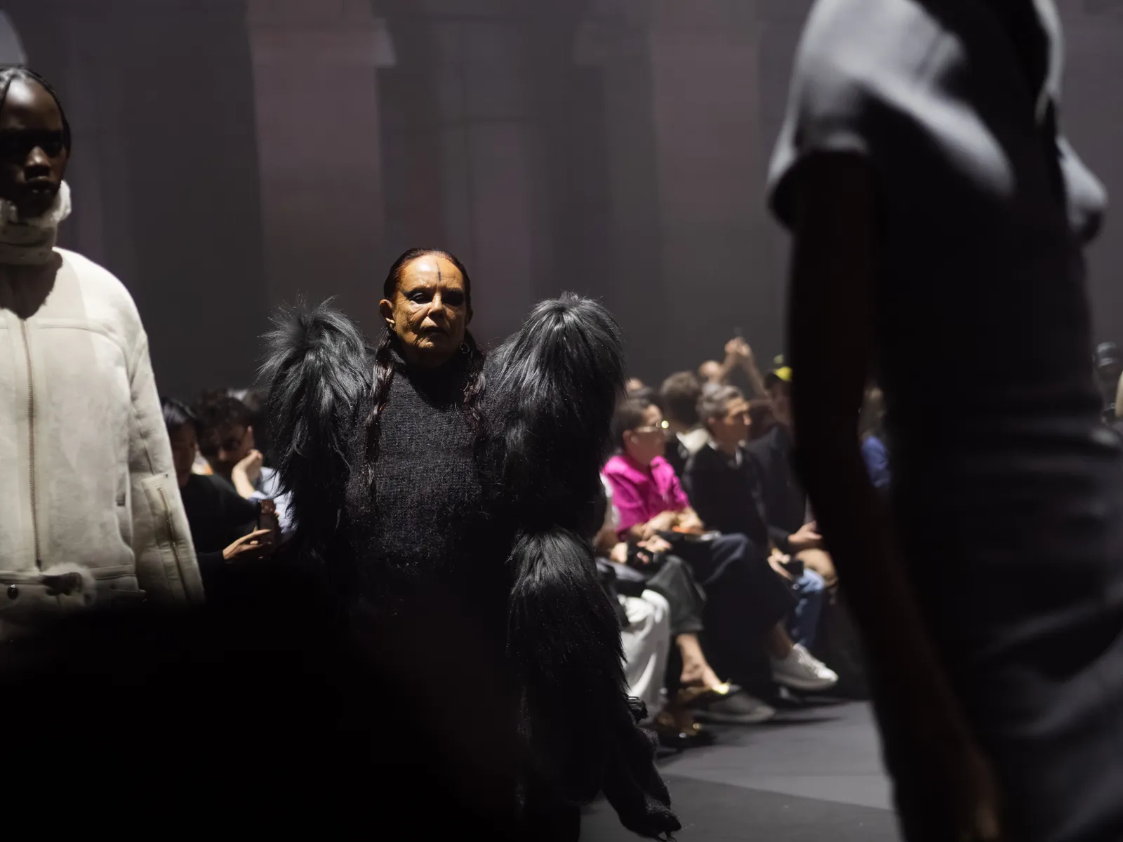 התמונה עשויה להכיל אנשים אדם ביגוד הנעלה נעל מבוגרים קהל פנים וראש