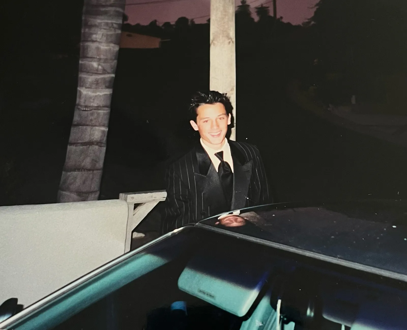 התמונה עשויה להכיל את Stephen Colletti ביגוד חליפת לבוש רשמי פנים שמח ראש אדם חיוך בלייזר מעיל וז'קט