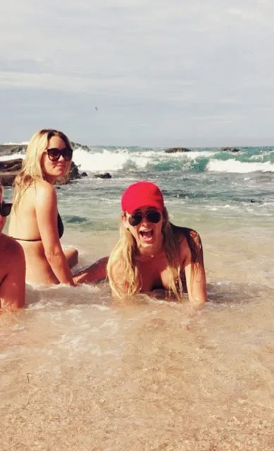 התמונה עשויה להכיל את Lo Bosworth Lauren Conrad בגדי ים ביקיני אביזרי משקפי שמש חוף ים וטבע