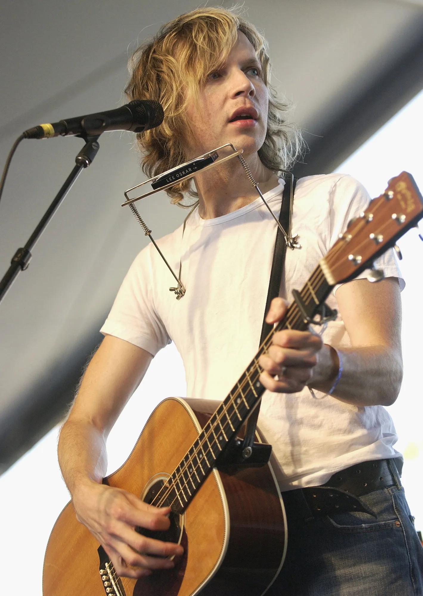 התמונה עשויה להכיל בק גיטרה כלי נגינה מבצע אדם ביצוע סולו מכשיר חשמלי ומיקרופון