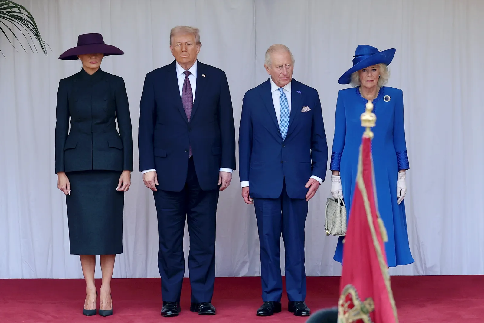 התמונה עשויה להכיל את צ'ארלס הנסיך מוויילס דונלד טראמפ אדם ביגוד למבוגרים כפפות אנשים אביזרים ותיק