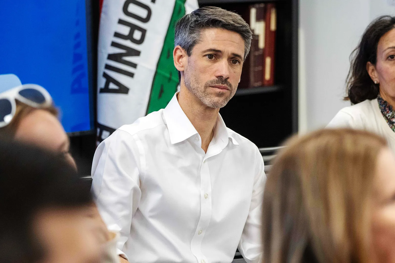 התמונה עשויה להכיל אדם מבוגר ביגוד חולצה שיער פנים ראש וצוות חתך