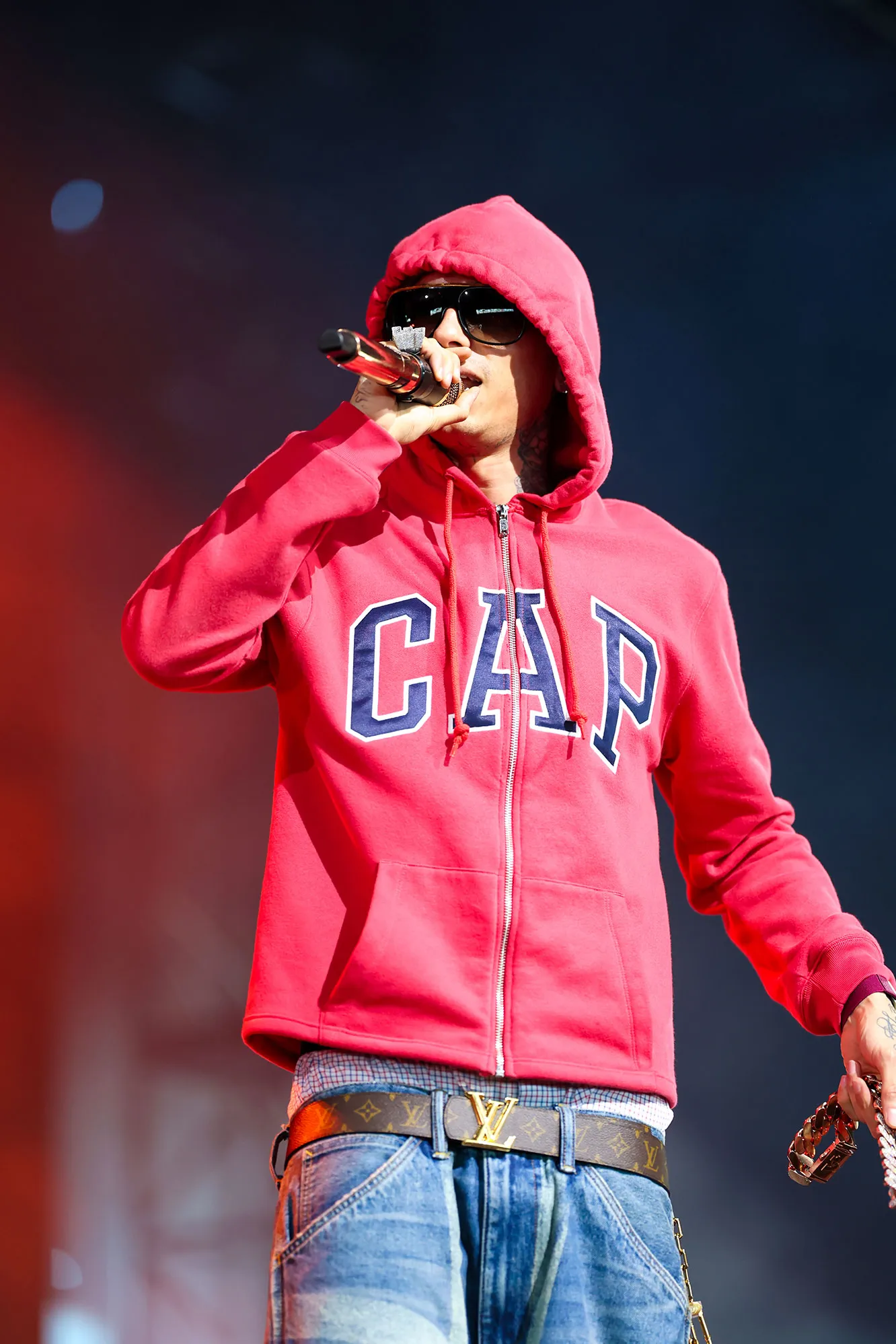 התמונה עשויה להכיל פרפורמר איש ביצוע סולו אביזרים משקפי שמש ביגוד מעיל מעיל וסריגים