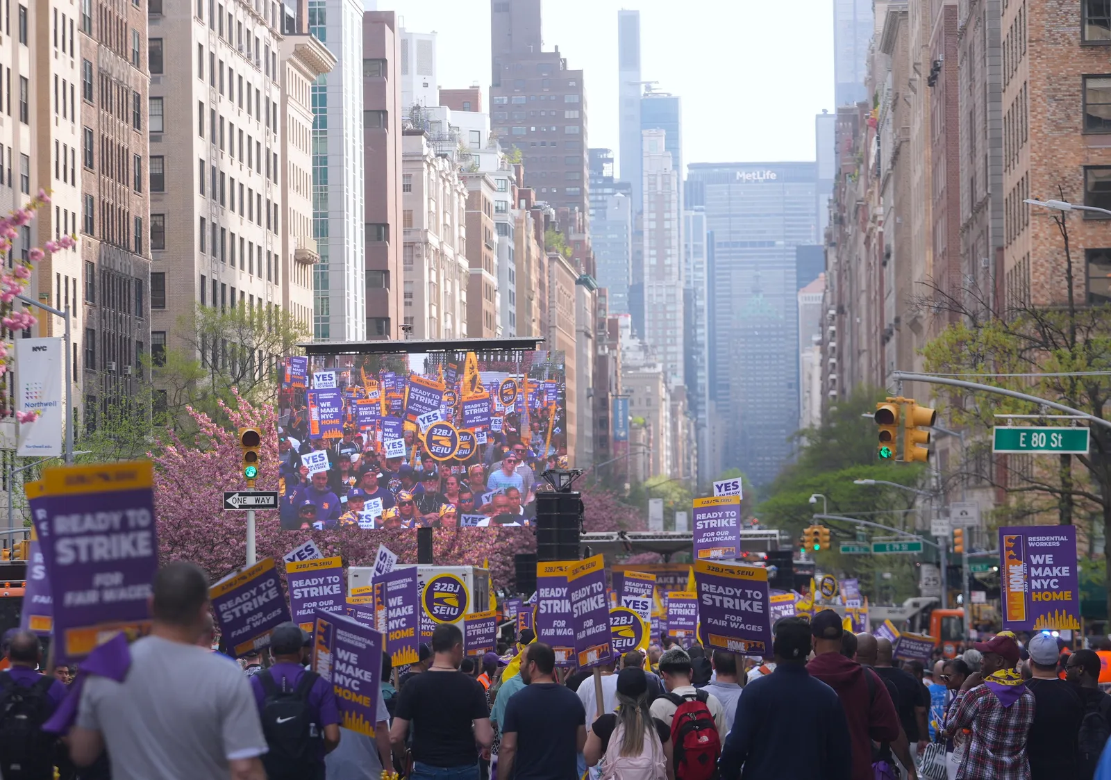 התמונה עשויה להכיל את נאמיטה טופו מייקל בוש סיטי עירוני מטרופולין רואד רחוב אדם מבוגר וארכיטקטורה
