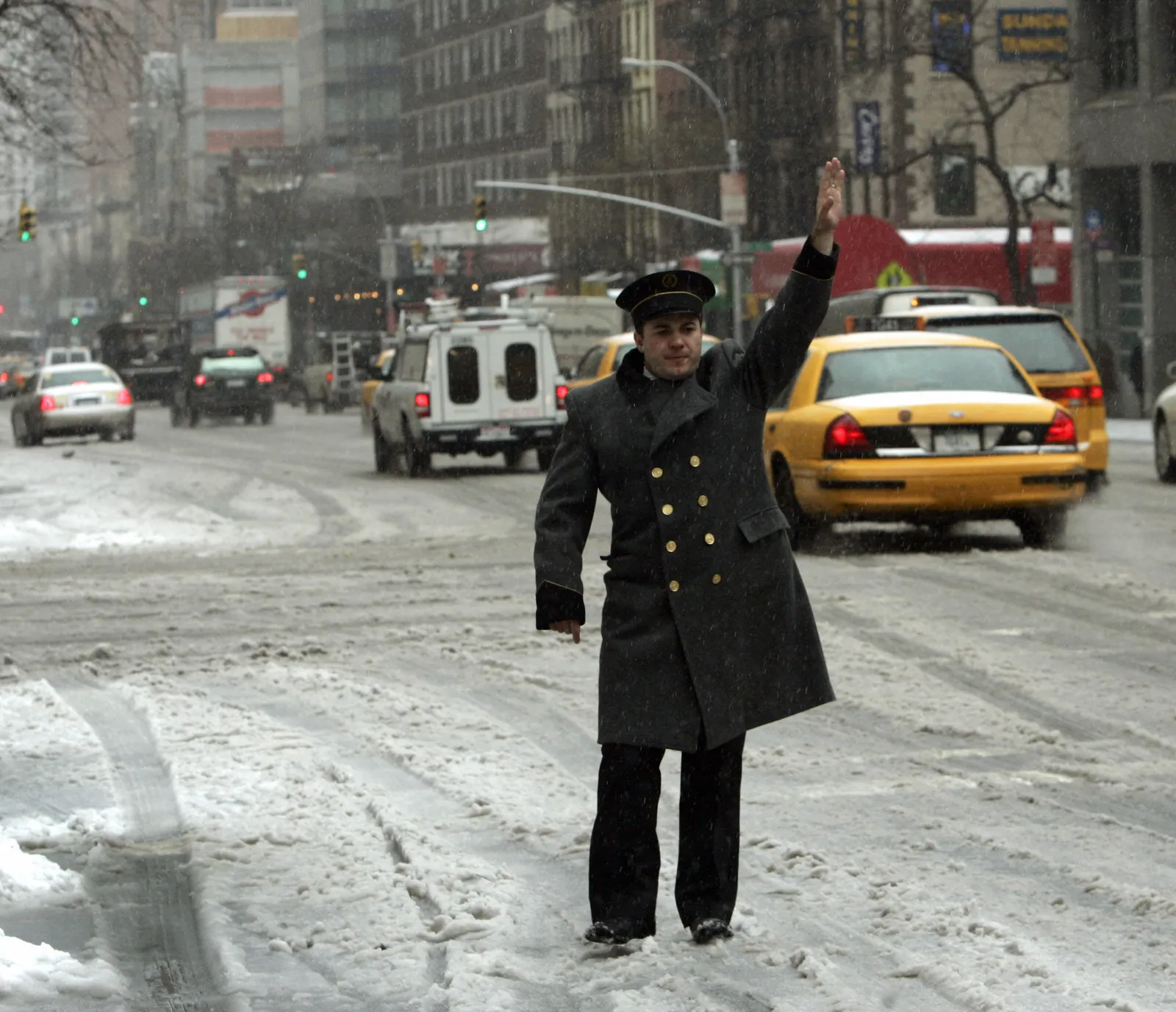 התמונה עשויה להכיל בגדים מעיל פנים ראש אדם צילום דיוקן עיר כביש רחוב עירוני למבוגרים וכפפה