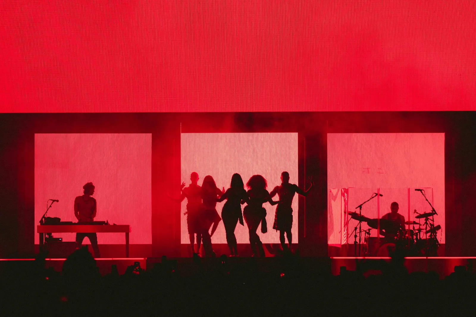 התמונה עשויה להכיל אדם מבוגר במת קונצרט קהל תינוקות קבוצת הופעה צללית ואורבני