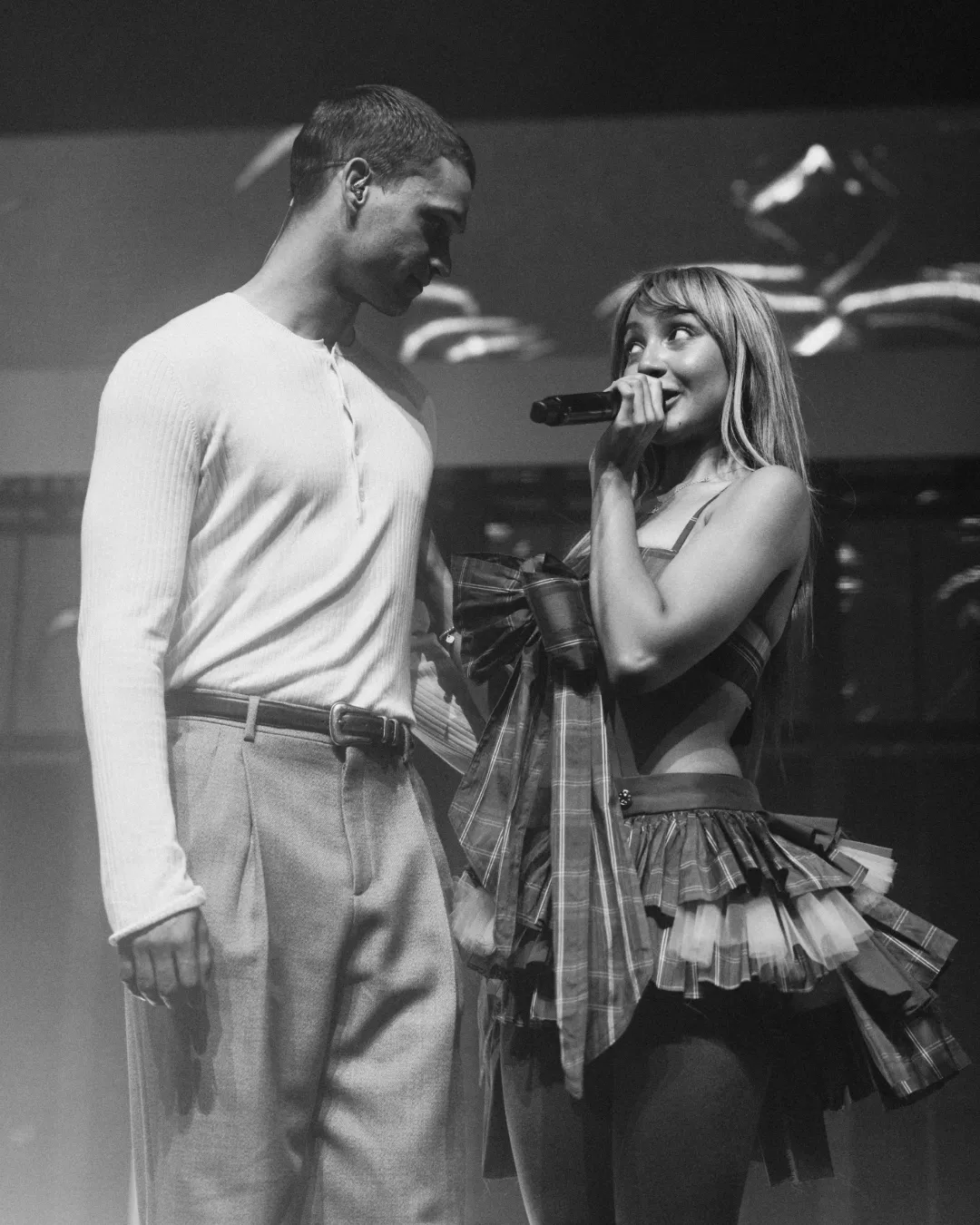 התמונה עשויה להכיל אדם מבוגר ביגוד דואט פרפורמר חצאית פנים וראש