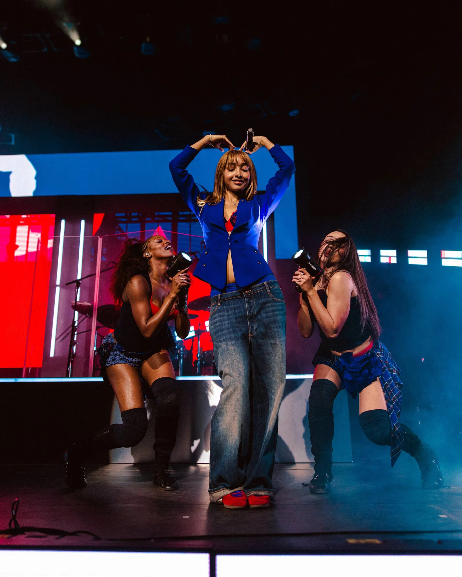 התמונה עשויה להכיל את Sy Smith בגדי ג'ינס מכנסיים למבוגרים מעיל ותאורה עירוני