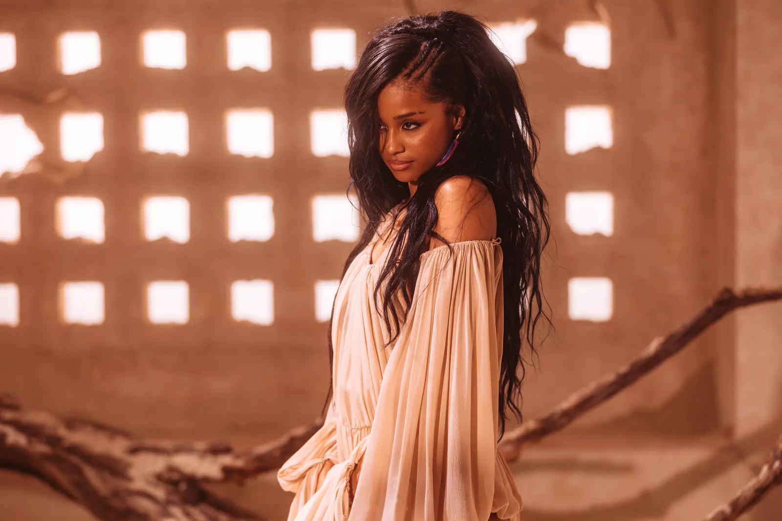 התמונה עשויה להכיל את Vashtie Kola שיער שחור שיער אדם ראש פנים שמח וחייך