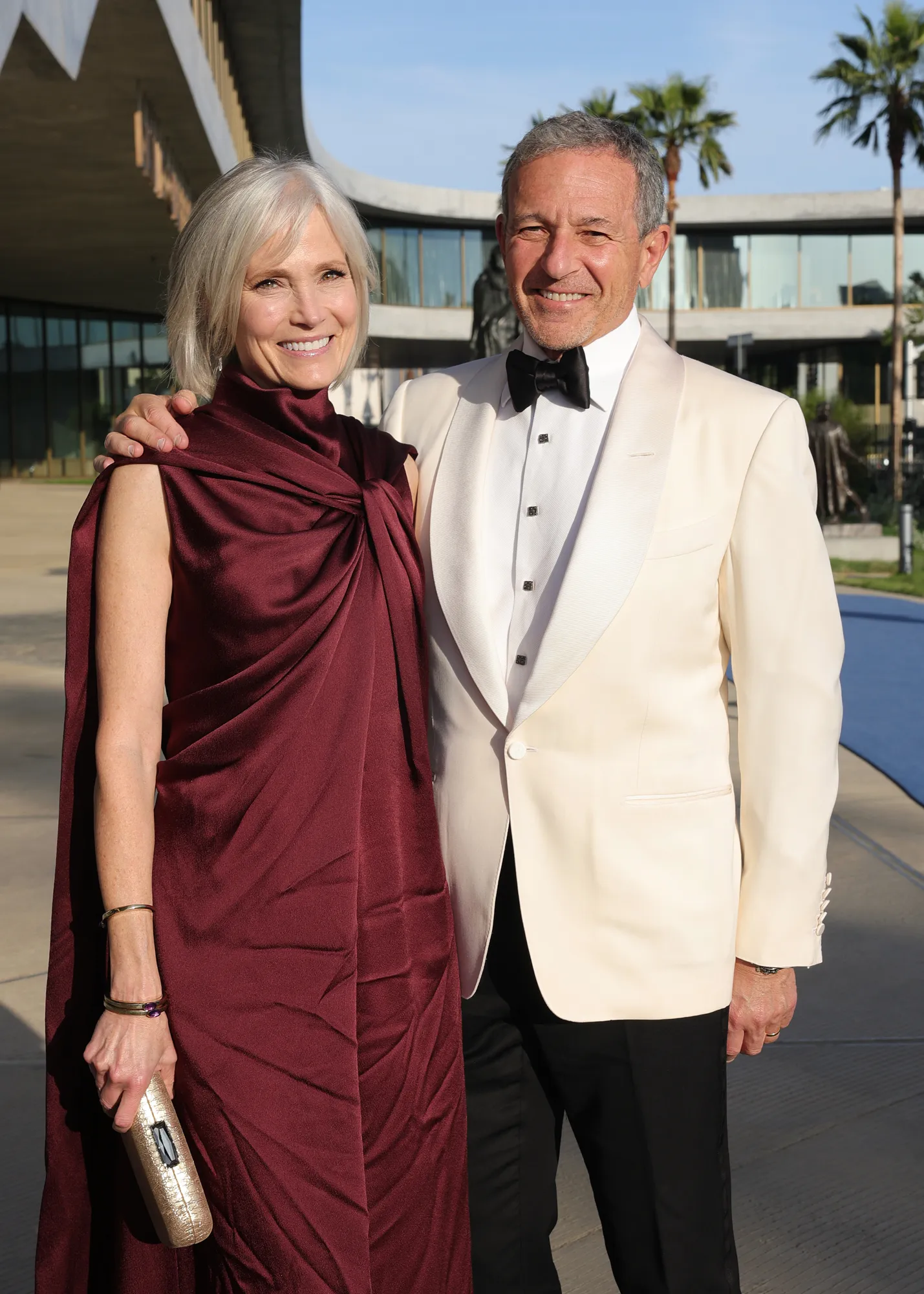 התמונה עשויה להכיל בוב איגר בלייזר ביגוד מעיל מעיל לבוש רשמי חליפת אדם אנשים מבוגרים פנים וראש