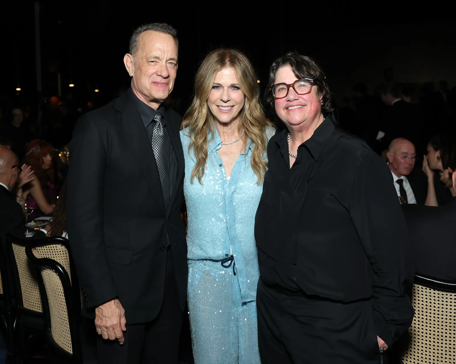 התמונה עשויה להכיל את טום הנקס קתרין אופי ריטה וילסון בלייזר מעיל מעיל אופנה לבוש רשמי וחליפה