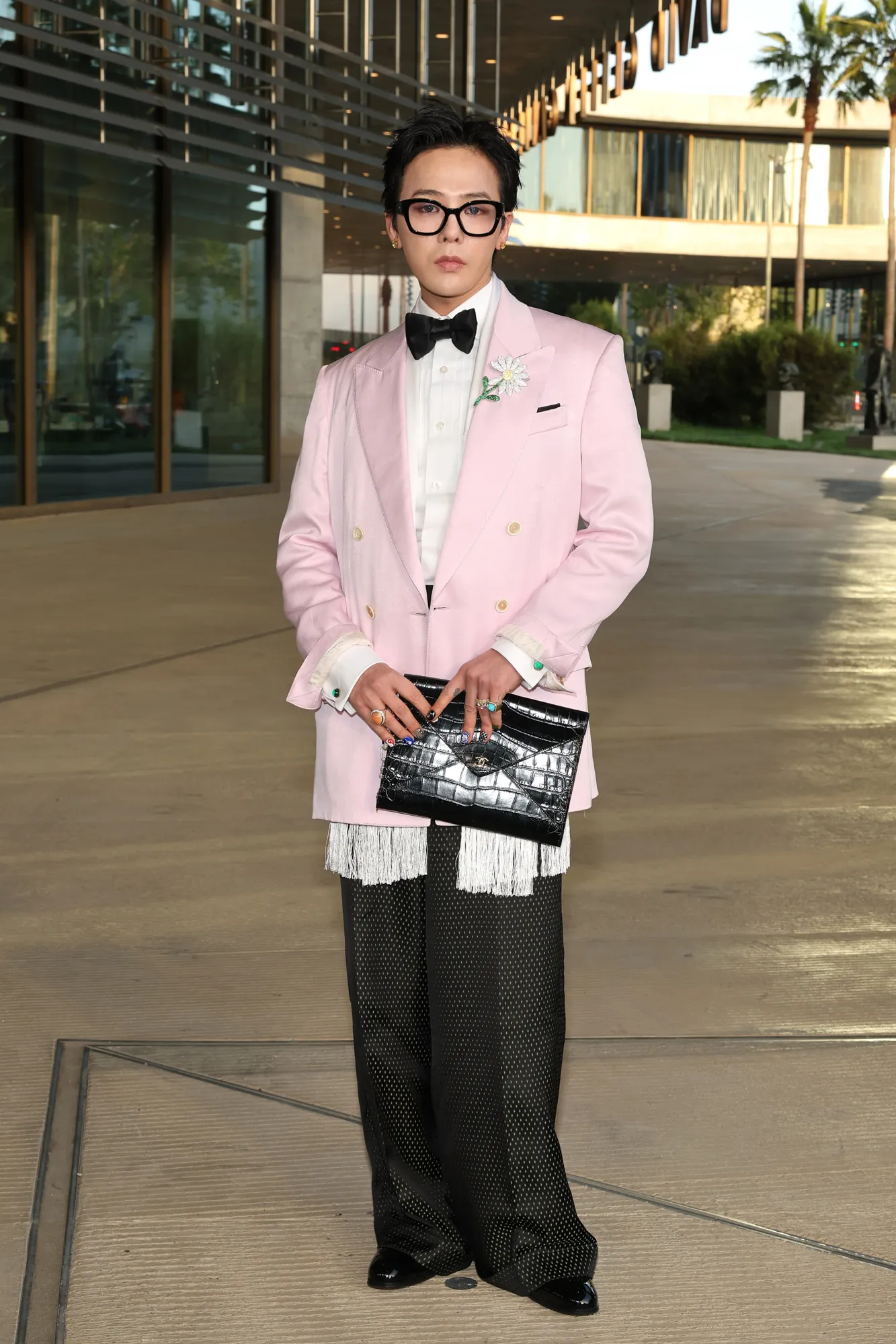 התמונה עשויה להכיל בגדי GDragon חליפת מעיל בלייזר מעיל טוקסידו אדם מבוגר ועומד