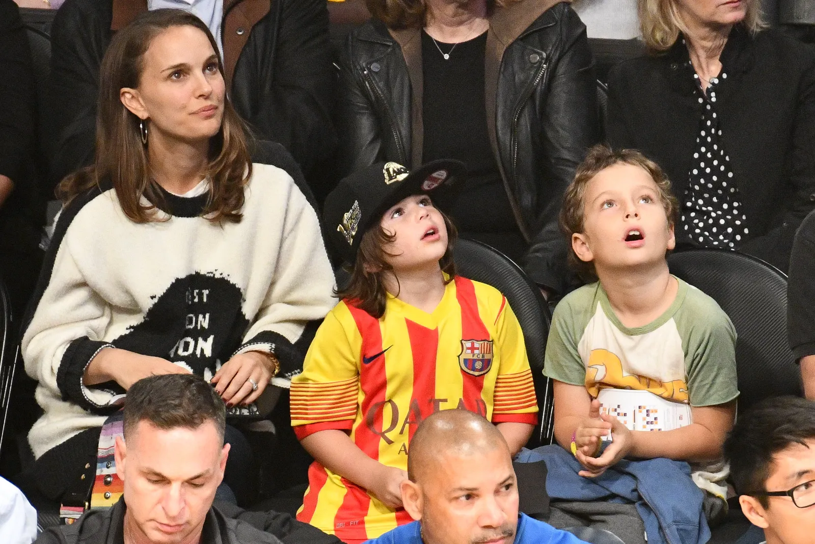 התמונה עשויה להכיל בגדים מעיל מעיל כובע בייסבול כובע כובע פנים ראש אדם צילום דיוקן ואנשים